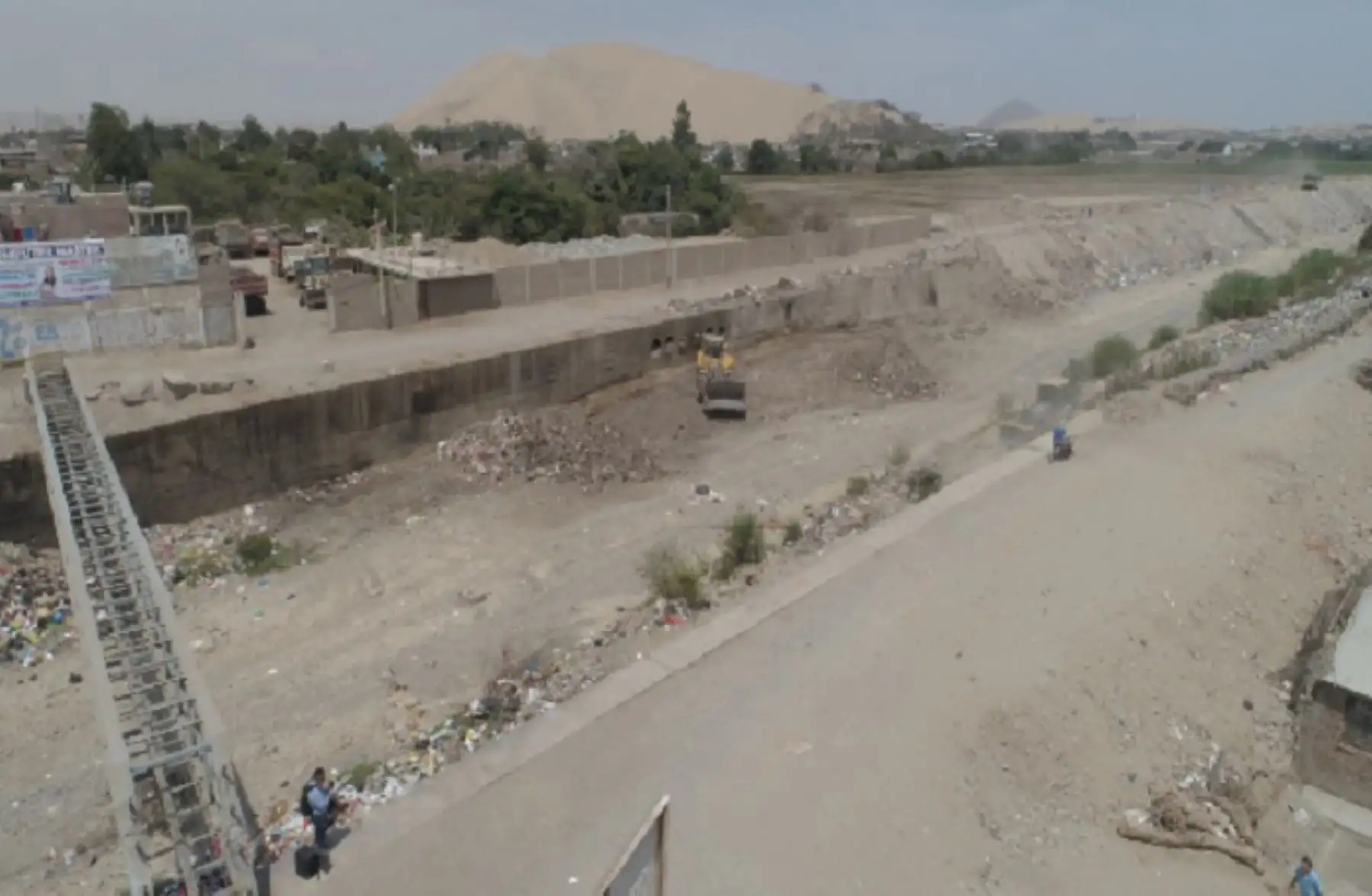 Cerca de 200 toneladas de basura se retiró del río Ica, desde el tramo del Puente Socorro al Puente Los Maestros, durante la jornada de limpieza organizada por la Municipalidad Provincial de Ica en coordinación con los municipios distritales de Parcona y La Tinguiña. Foto: Genry Bautista.