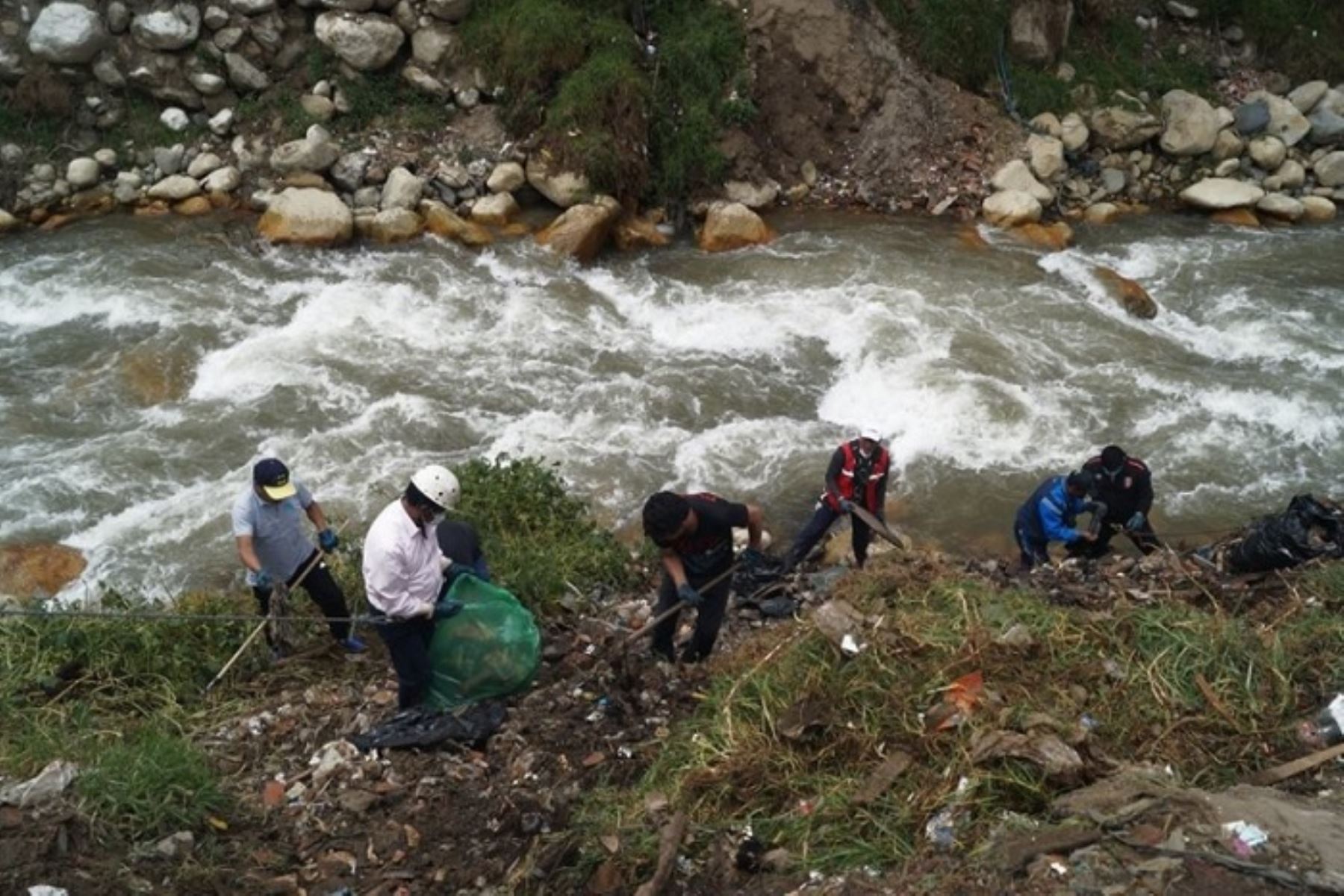 Áncash: recogen 15 tn de residuos sólidos durante limpieza del río Quillcay