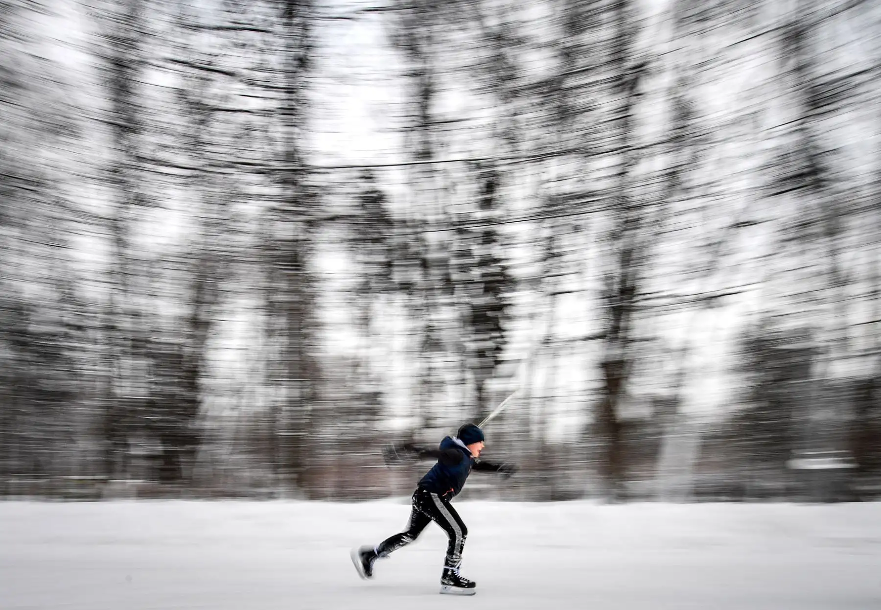Un niño patina en una pista de patinaje en el parque Sokolniki en Moscú. AFP