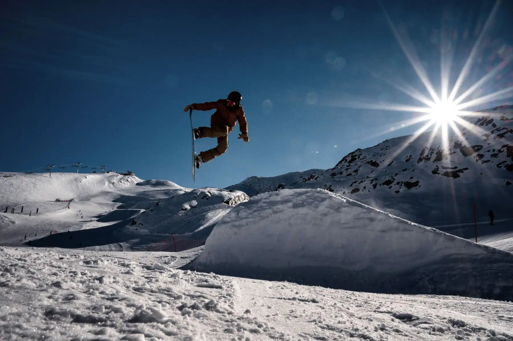 Un hombre monta su snowboard en un snowpark ubicado en una ladera de la estación de esquí de los Alpes franceses de Les Deux Alpes. AFP