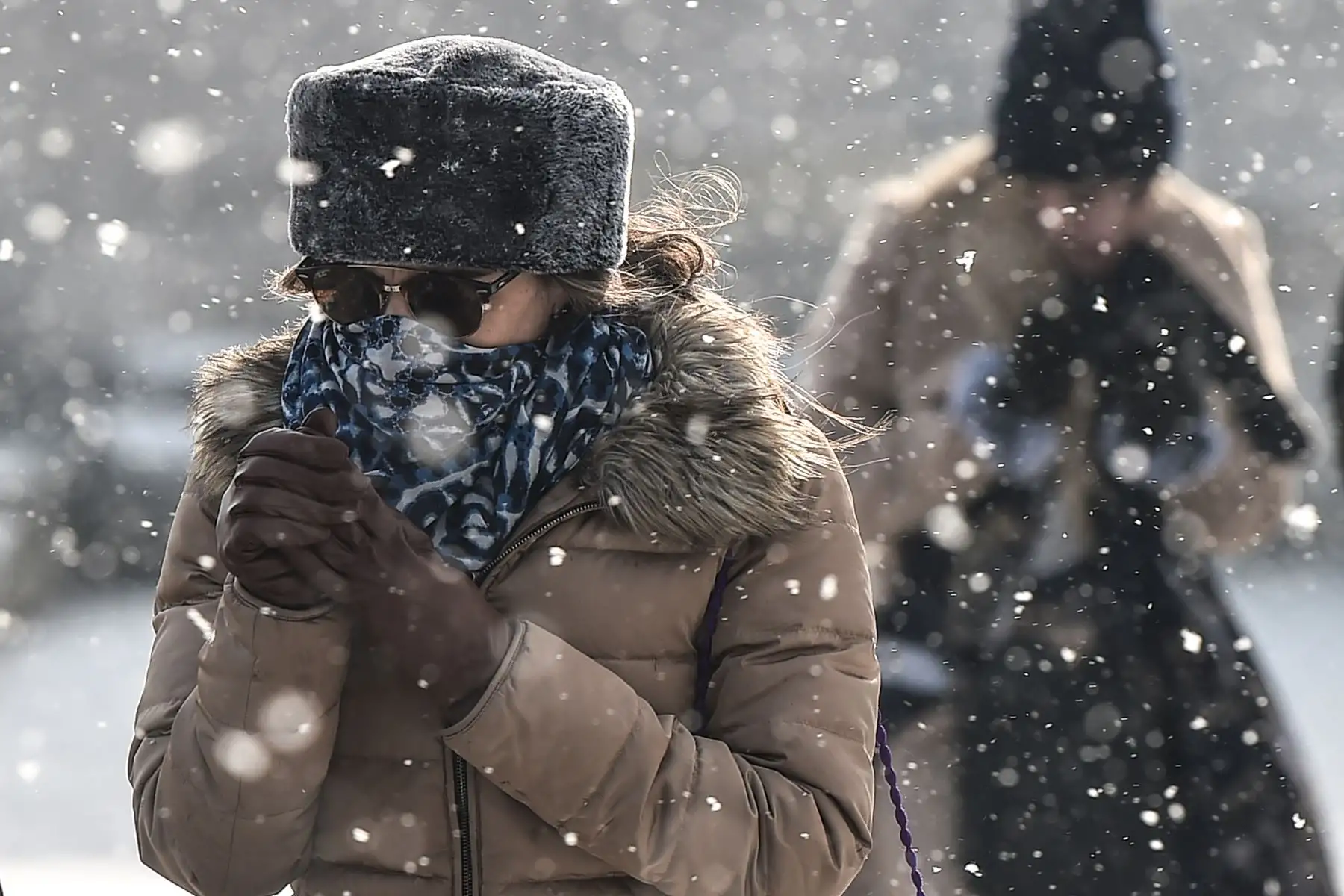 Una mujer camina en la terraza de la mezquita de Suleymaniye  durante las nevadas sobre la ciudad turca de Estambul. AFP