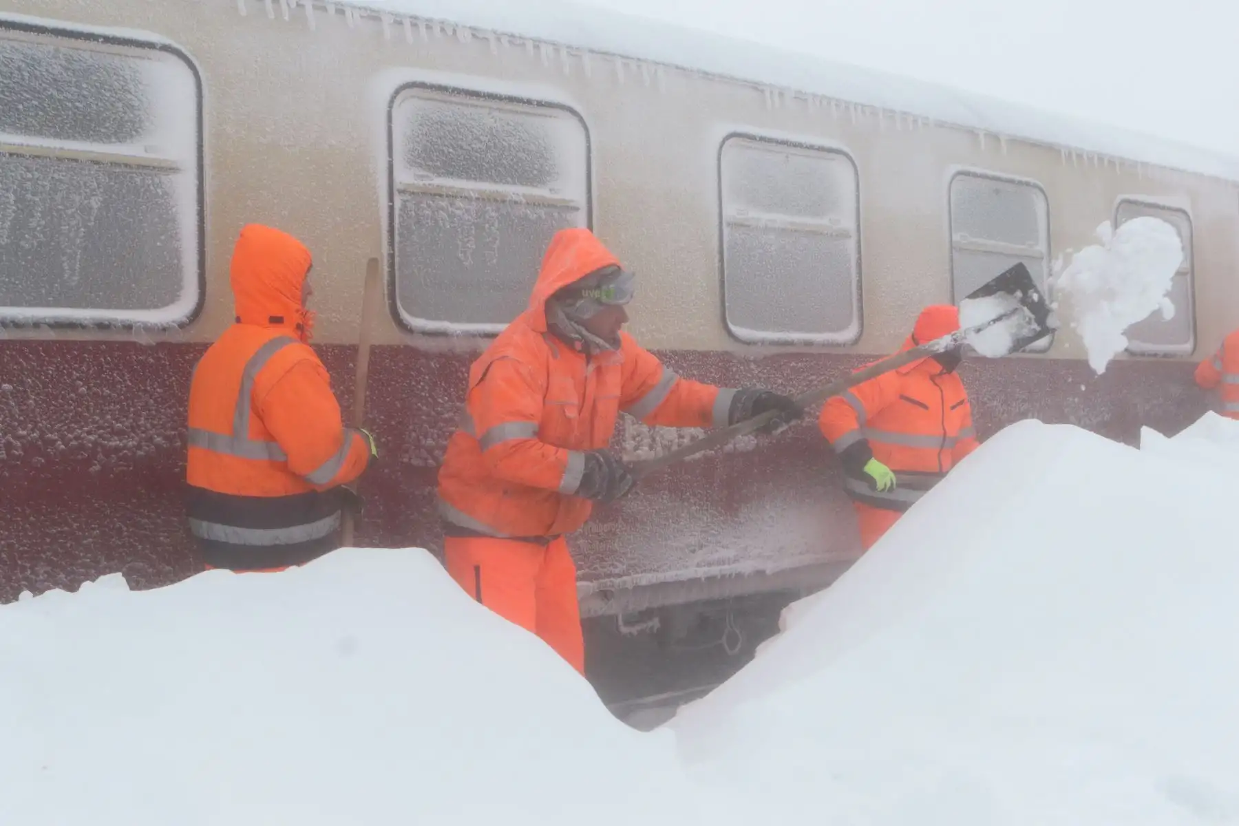 Los trabajadores intentan liberar un tren  de la vía estrecha Harzer Schmalspurbahn que se atascó en la nieve en la montaña Brocken en la región de Harz cerca de Schierke, Alemania central. AFP