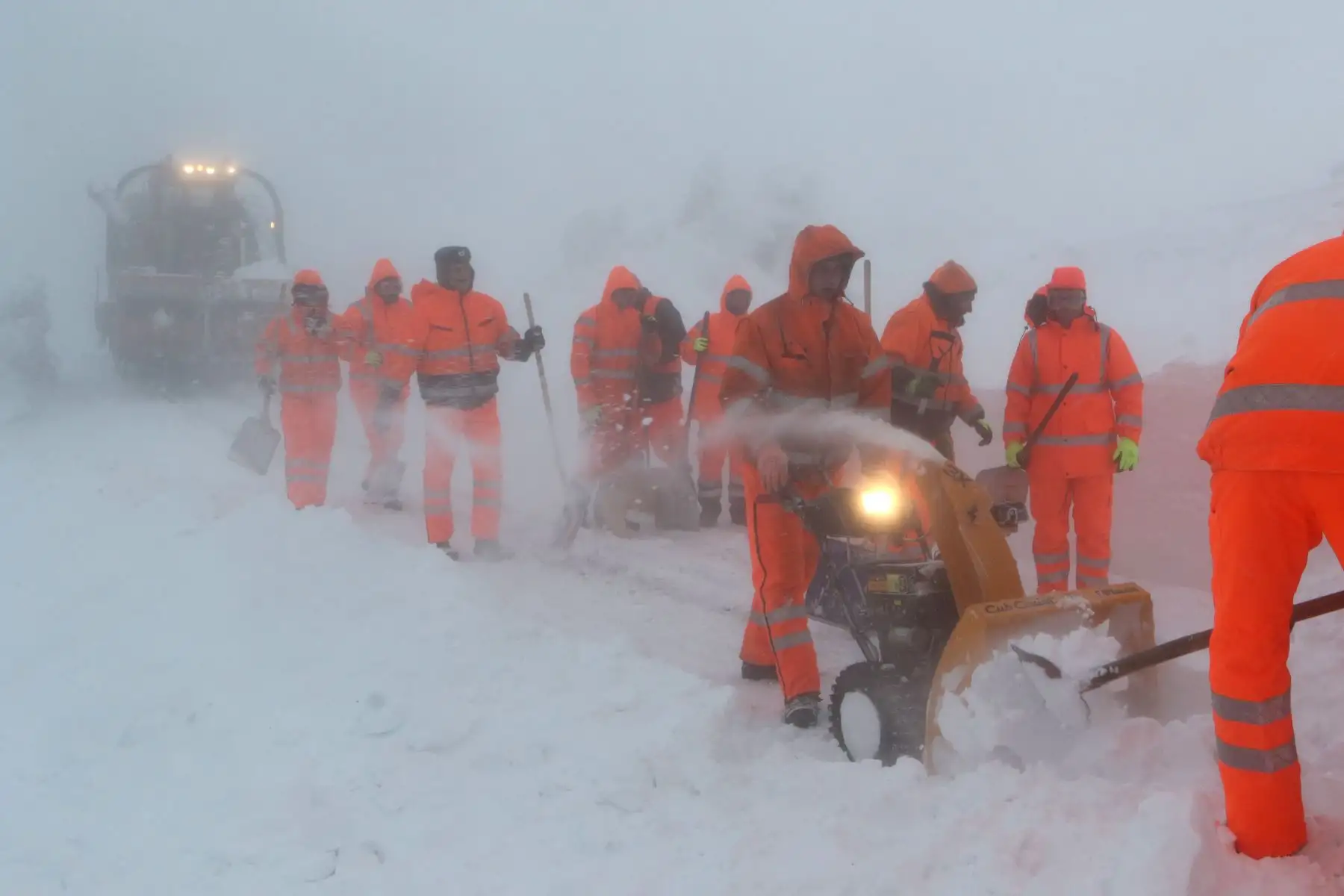 Los trabajadores intentan liberar un tren  de la vía estrecha Harzer Schmalspurbahn que se atascó en la nieve en la montaña Brocken en la región de Harz cerca de Schierke, Alemania central. AFP