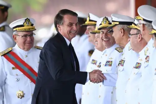 El presidente de Brasil, Jair Bolsonaro, recibe honores militares al llegar al Club Naval de Brasilia para la ceremonia de juramentación del almirante Ilques Barbosa Foto: AFP