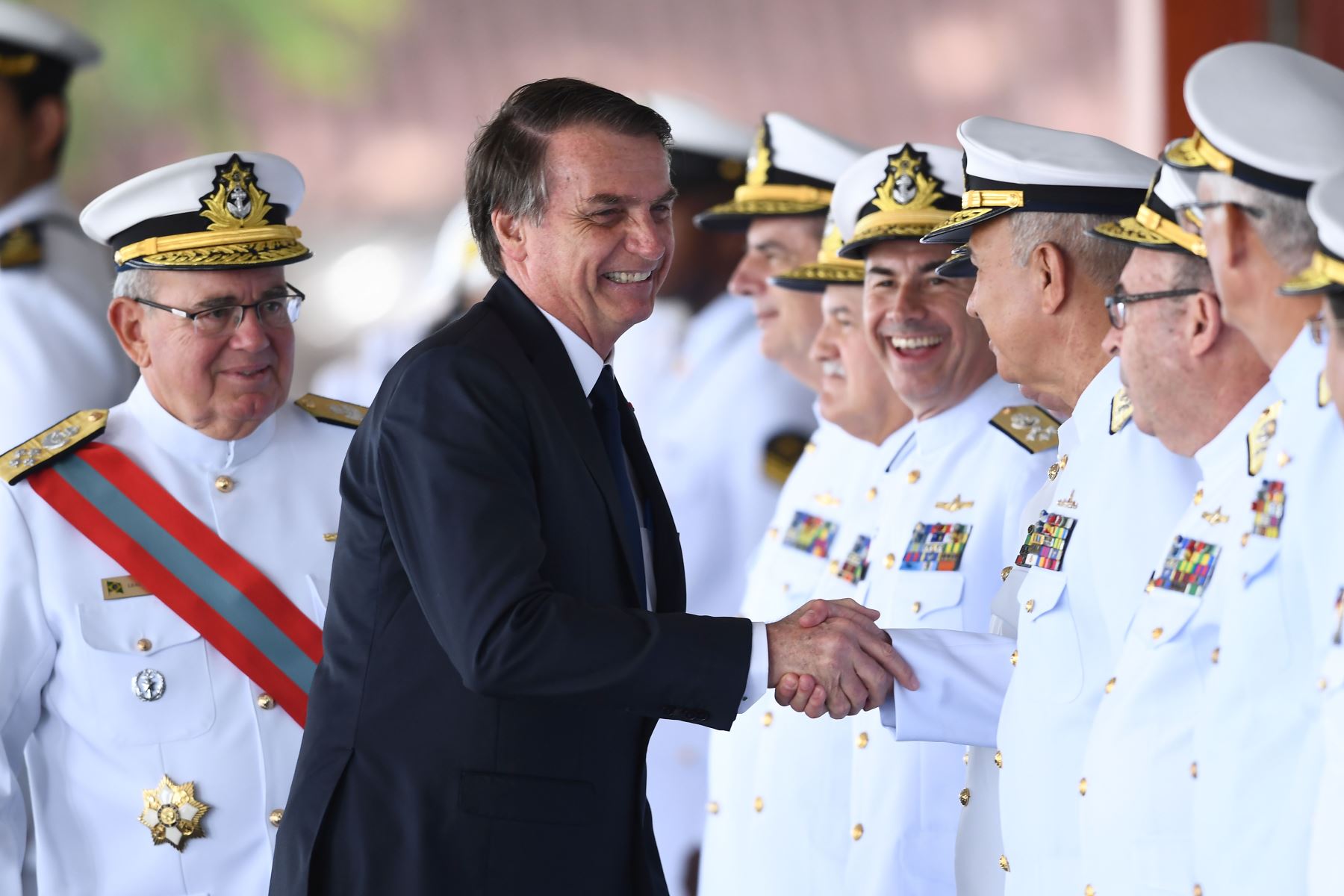 El presidente de Brasil, Jair Bolsonaro, recibe honores militares al llegar al Club Naval de Brasilia para la ceremonia de juramentación del almirante Ilques Barbosa Foto: AFP