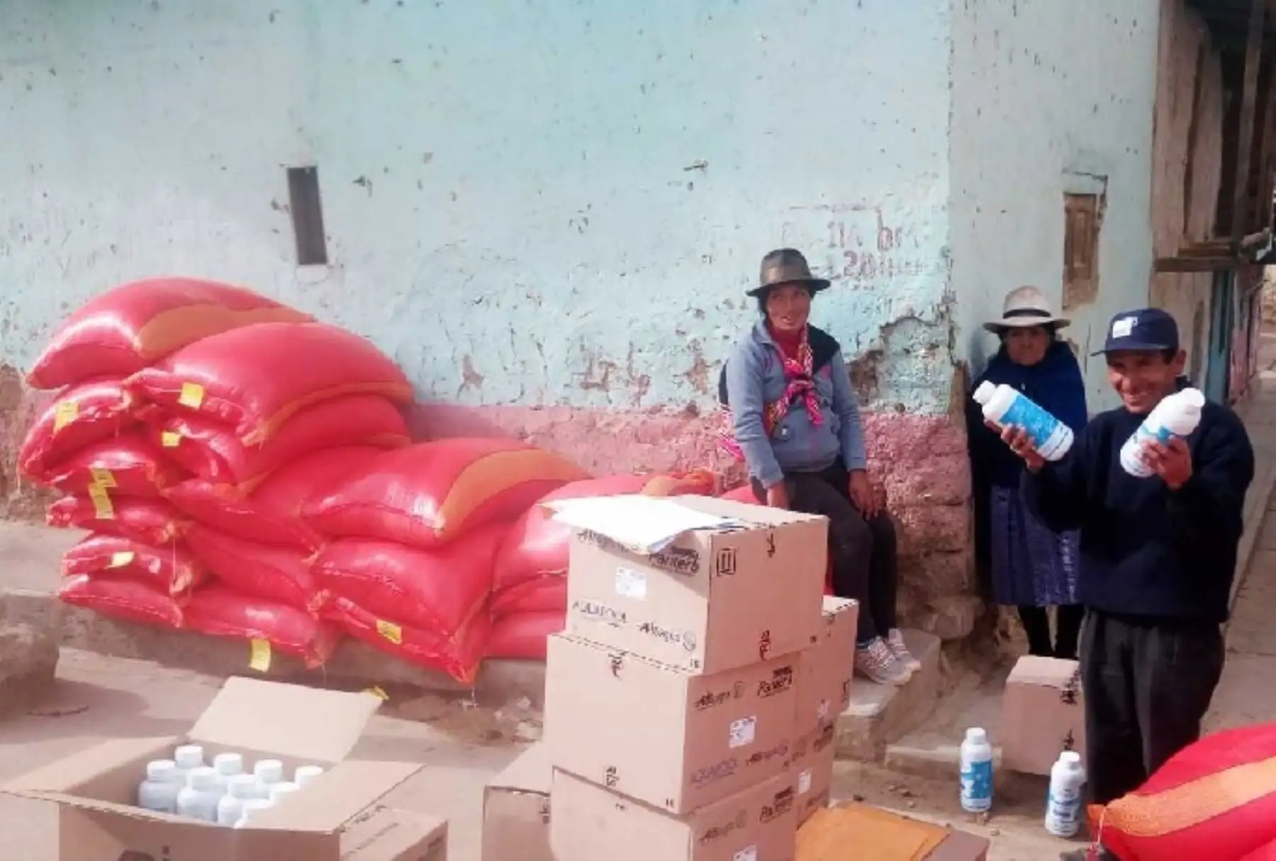 Más de 16, 000 kilos de semillas de avena y cebada forrajera fueron entregados por el Ministerio de Agricultura y Riego (Minagri), mediante Agro Rural, a los pequeños campesinos de los 26 distritos declarados en estado de emergencia en la región Huancavelica, y que se afectaron por las bajas temperaturas y déficit hídrico registrados durante los últimos meses.