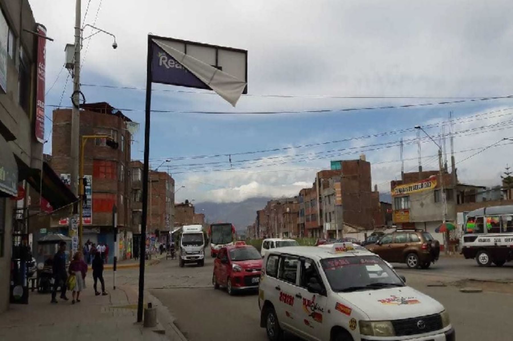 Vientos fuertes que alcanzaron una velocidad de hasta 36 kilómetros por hora sorprendieron anoche a pobladores de diferentes zonas de la ciudad de Huancayo y el valle del Mantaro, en la región Junín.