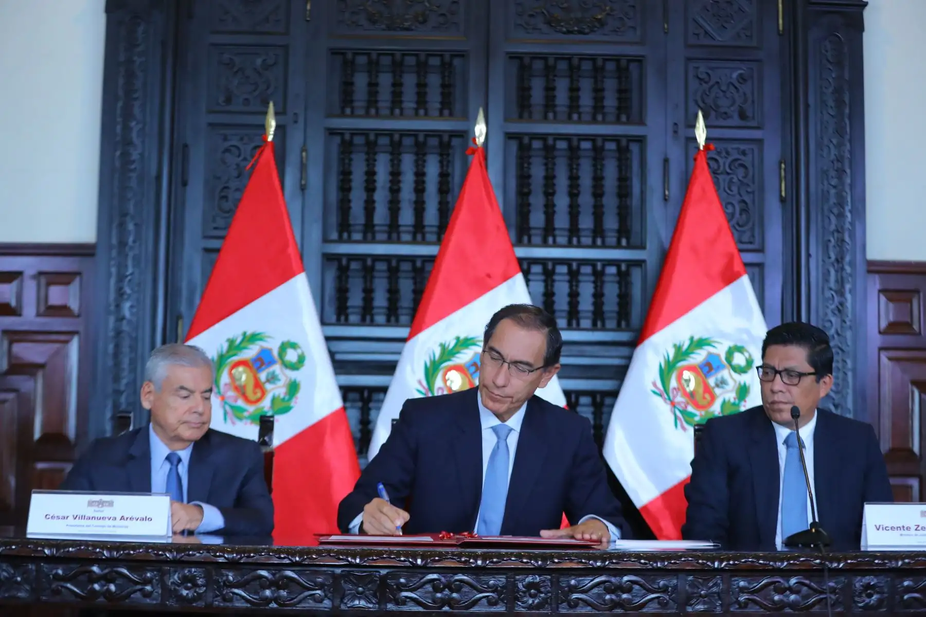 Jefe de Estado preside la ceremonia de Promulgación de las Leyes de Reforma Constitucional y el Decreto Supremo que establece el 2019 como el “Año de la lucha contra la corrupción y la impunidad".
Foto: ANDINA/Prensa Presidencia