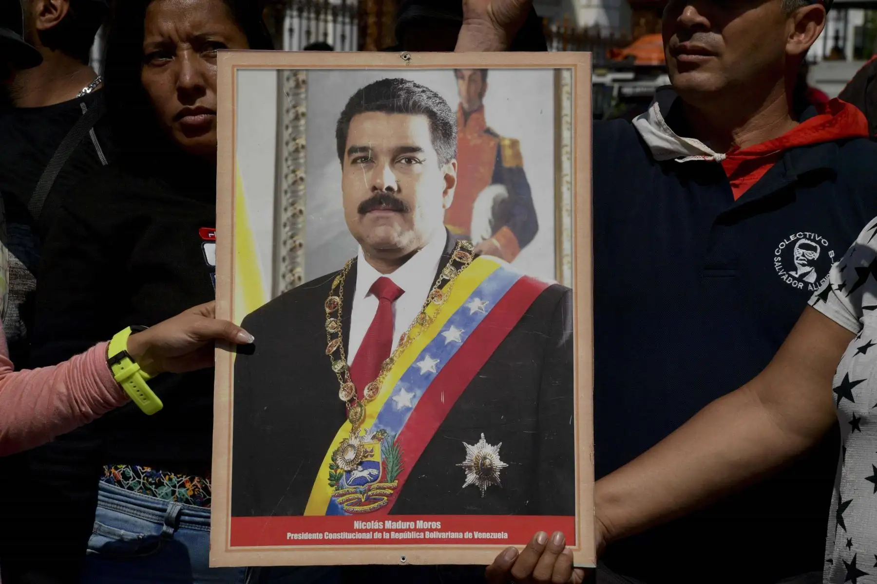Simpatizantes del presidente venezolano Nicolás Maduro sostienen un retrato de él Foto: AFP