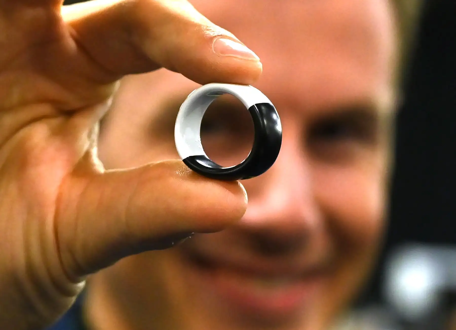 Jeremy Neyrou, de Icare Technologies, modela el anillo inteligente de Aeklys en CES Unveiled, el evento de presentación preliminar para la feria de electrónica de consumo CES 2019,  en Las Vegas, Nevada. El anillo inteligente le da al usuario la posibilidad de realizar pagos sin contacto simplemente colocando el anillo cerca de una terminal de pago. Foto: AFP