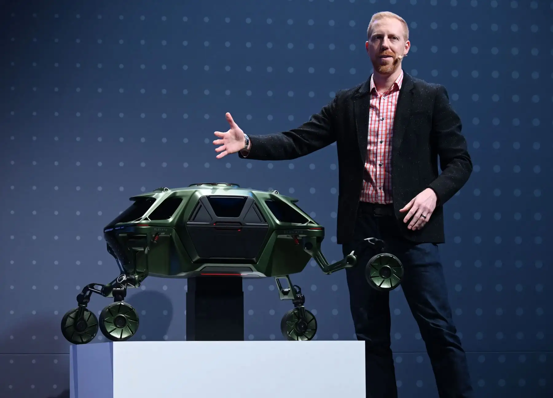 Presentan el Hyundai Elevate, un vehículo conceptual de "Movilidad máxima", durante el CES 2019 en Las Vegas, Nevada.  El "automóvil ambulante" está previsto con patas articuladas para atravesar cualquier terreno, lo que lo hace ideal para la movilidad de personas discapacitadas y para la respuesta de emergencia en desastres naturales o provocados por el hombre. AFP