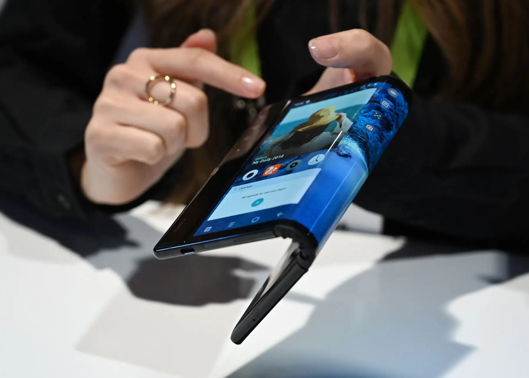El plegado y las capacidades de la tableta y el teléfono Royole FlexPai se demuestran en el stand de Royole en la feria de electrónica de consumo CES 2019,en el Centro de Convenciones de Las Vegas. AFP