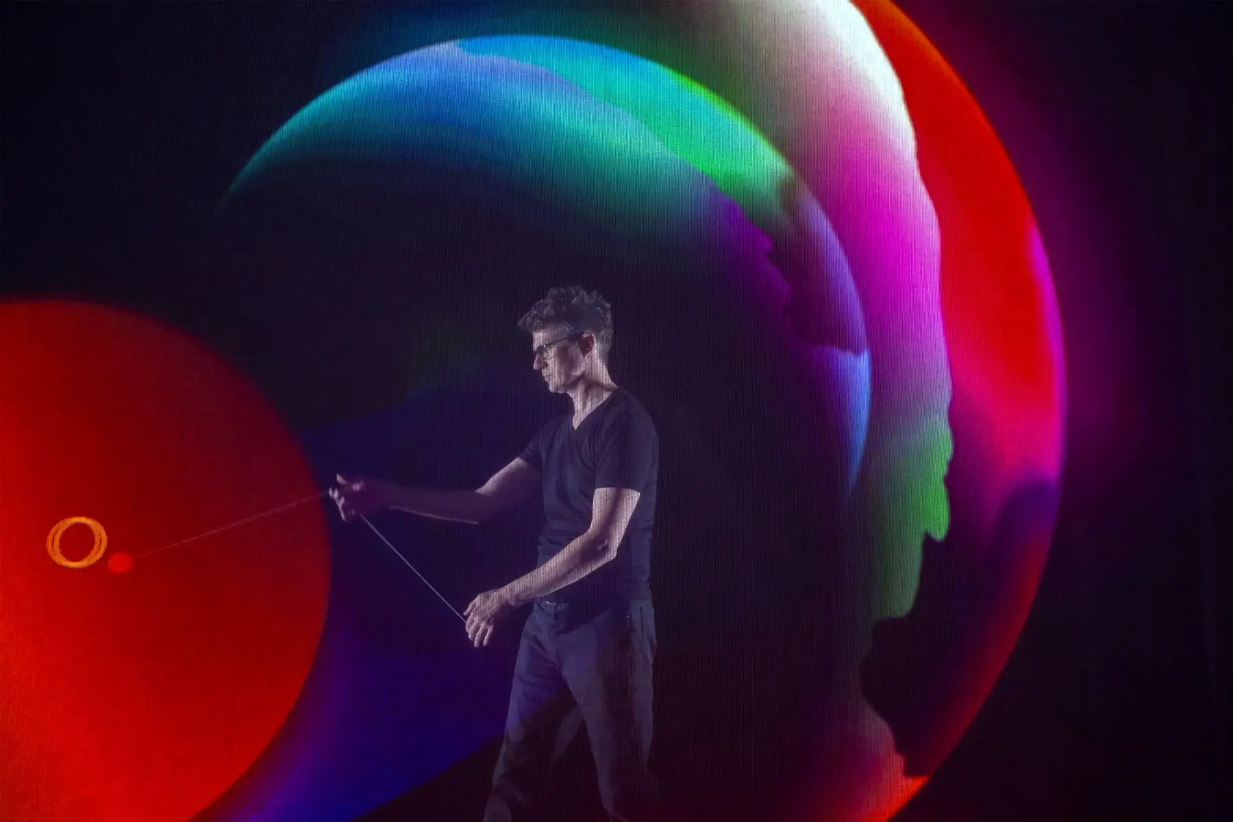 El experto en YoYo Mark Hayward realiza trucos con un sensor en un YoYo dentro de la sección Mapa de proyección y seguimiento en tiempo real de la exhibición de Panasonic durante el CES 2019 en Las Vegas. AFP