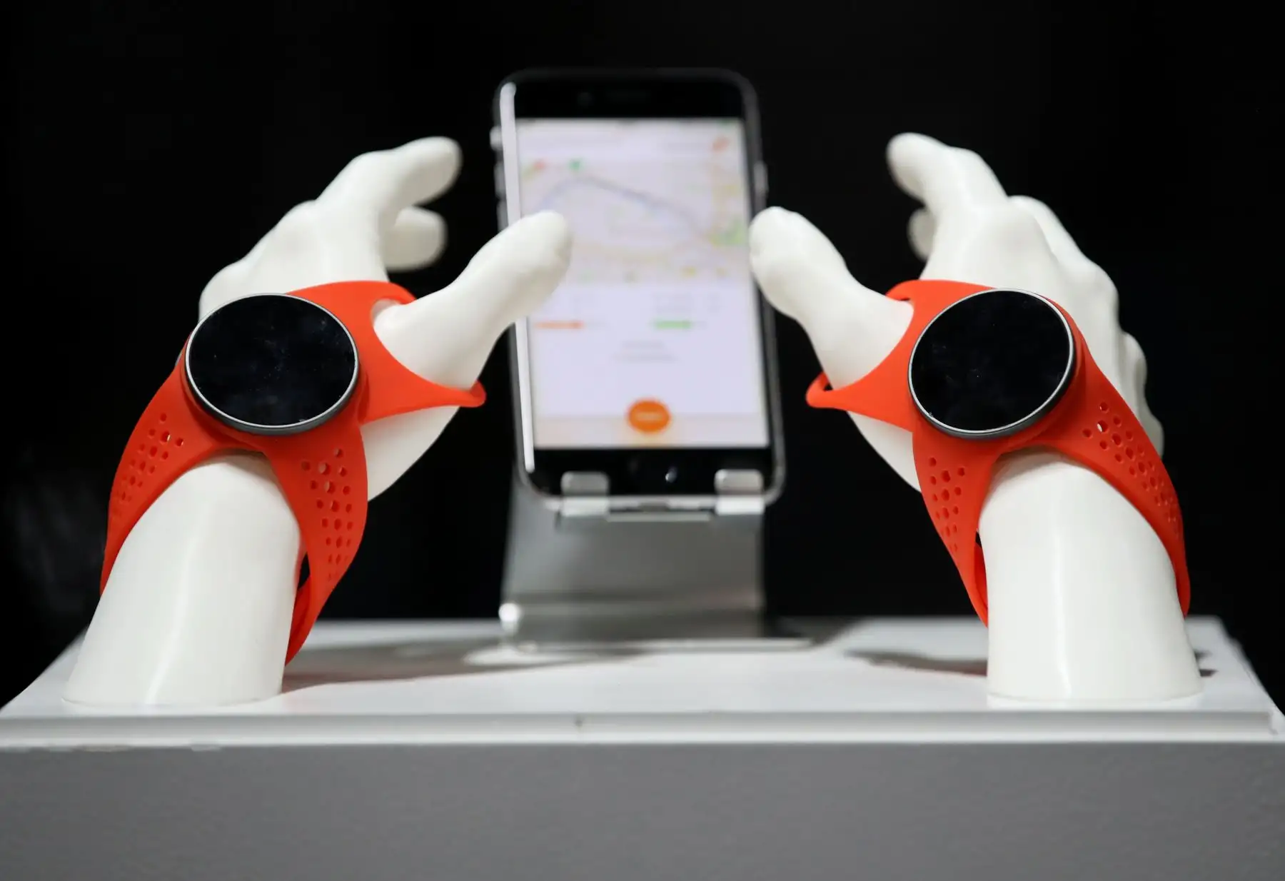 Los guantes de guía de OnTracks se muestran durante un evento de prensa para CES 2019 en el Mandalay Bay Convention Center en Las Vegas, Nevada. CES, la feria comercial de tecnología del consumidor más grande del mundo, se celebra del 8 al 11 de enero y cuenta con aproximadamente 4,500 expositores que muestran sus últimos productos y servicios a más de 180,000 asistentes. AFP