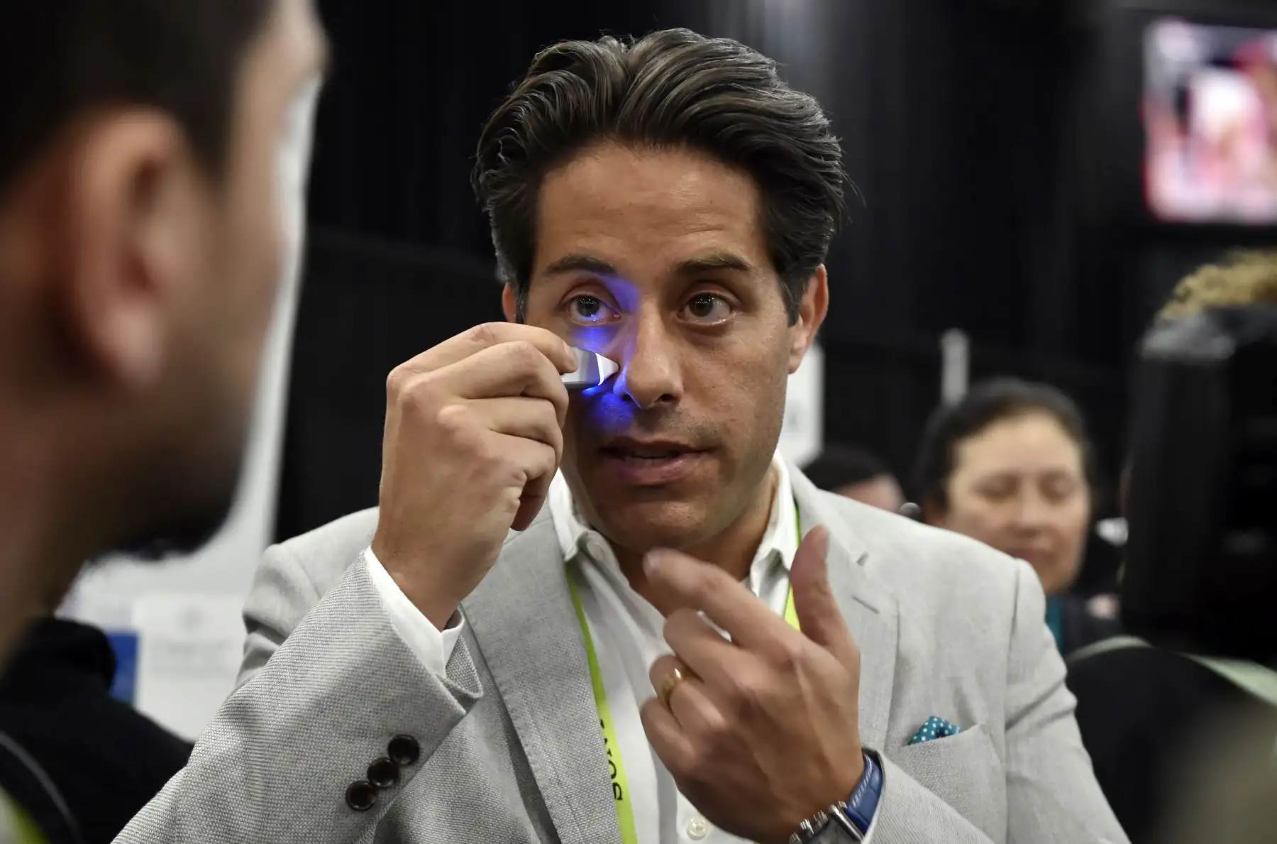 Blake Gurfein de Tivic Health Systems muestra un analgésico Clear Up sinus durante un evento de prensa para CES 2019 en Las Vegas, Nevada.  AFP