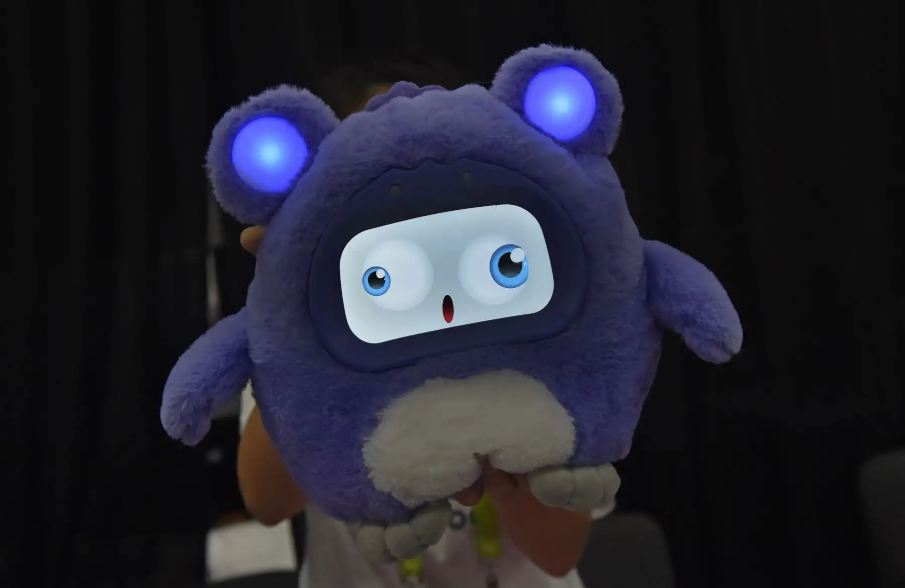 Un compañero inteligente de Woobo para niños se muestra durante un evento de prensa para CES 2019. AFP
