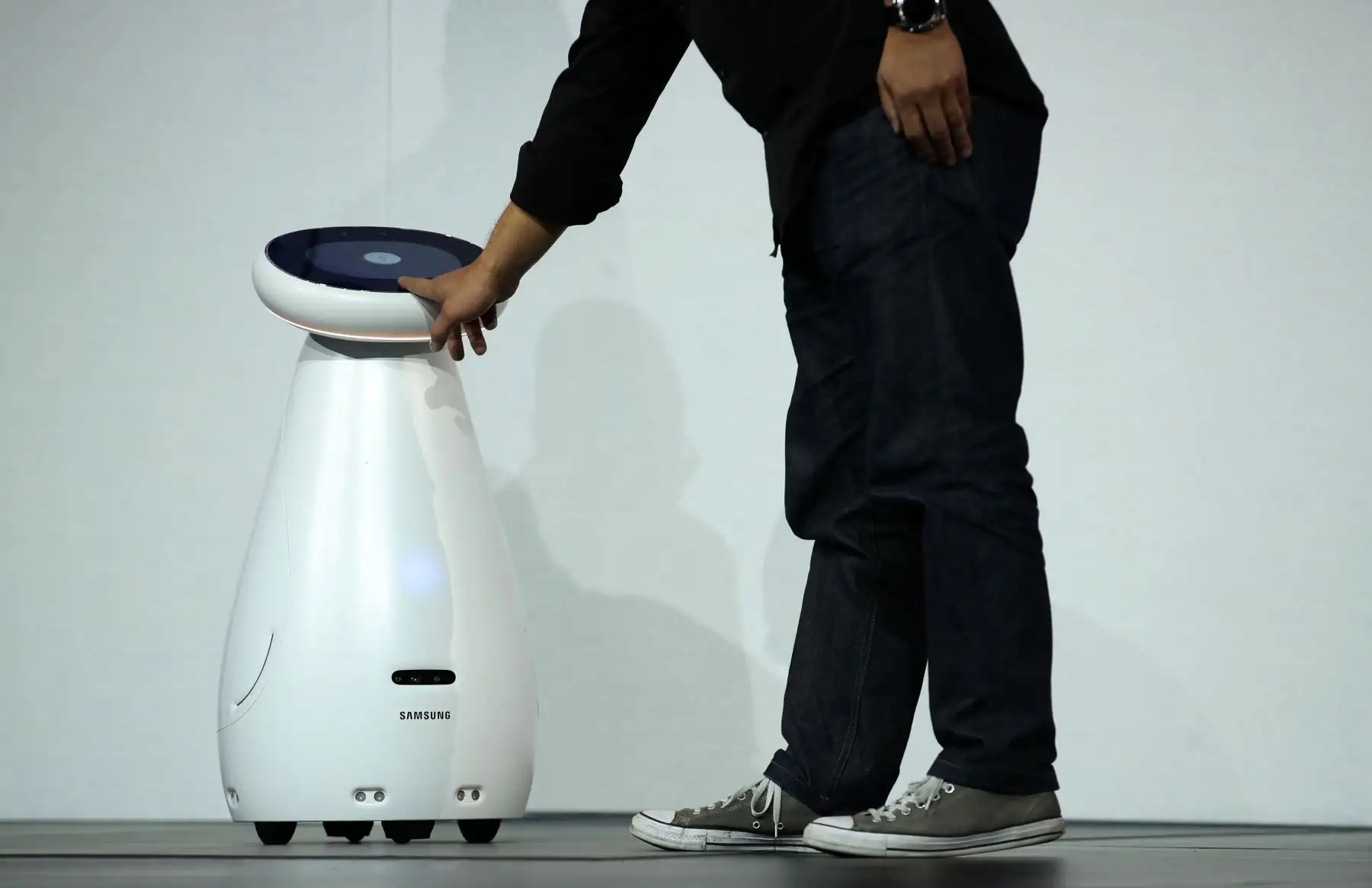 El vicepresidente senior de Samsung Electronics America, Yoon Lee, demuestra el cuidado de Samsung Bot durante un evento de Samsung para CES 2019. AFP