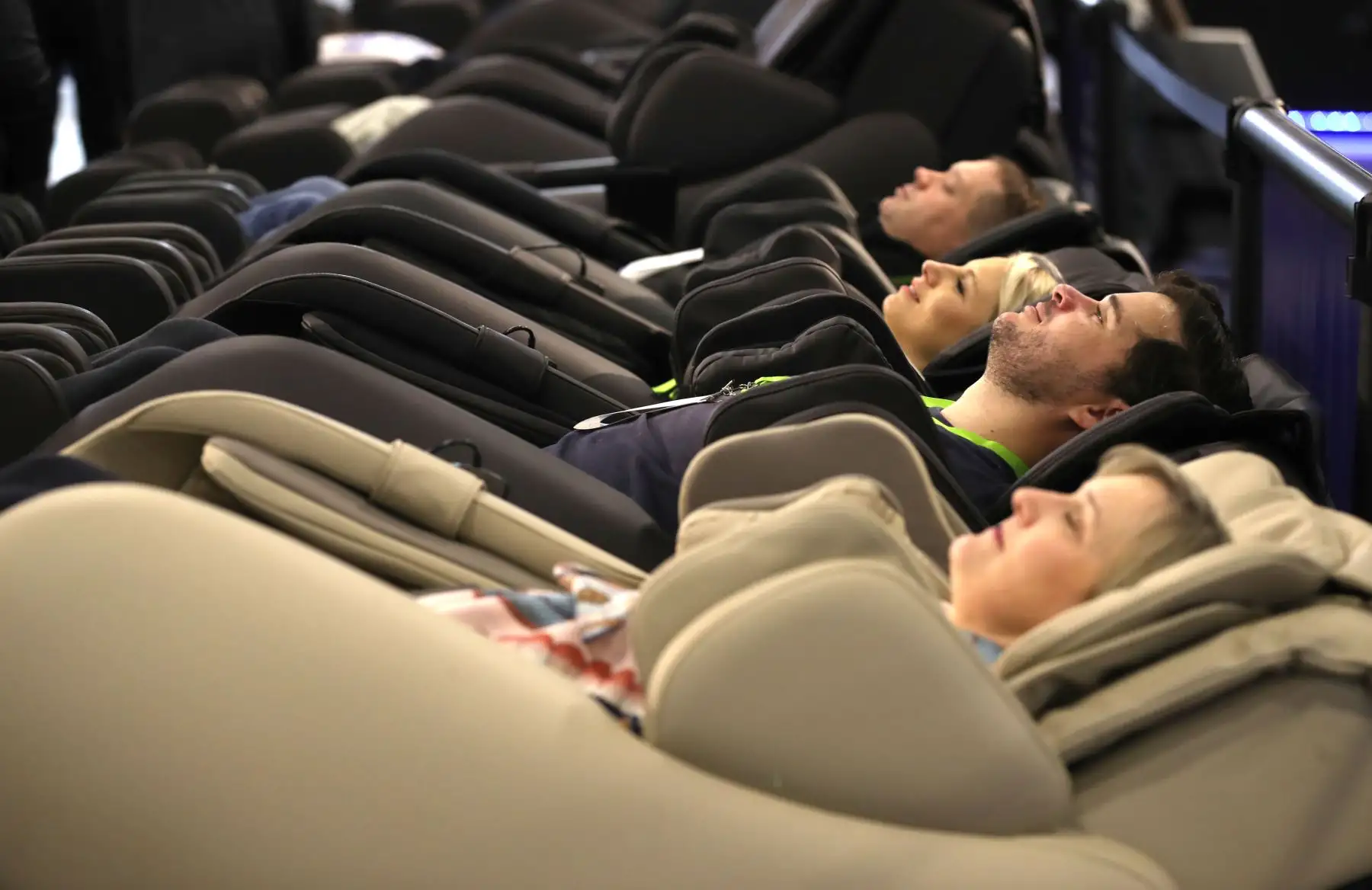 Los asistentes se sientan en sillones de masaje Postura Positiva durante el CES 2019 en el Sands Expo and Convention Center el 8 de enero de 2019 en Las Vegas, Nevada. AFP