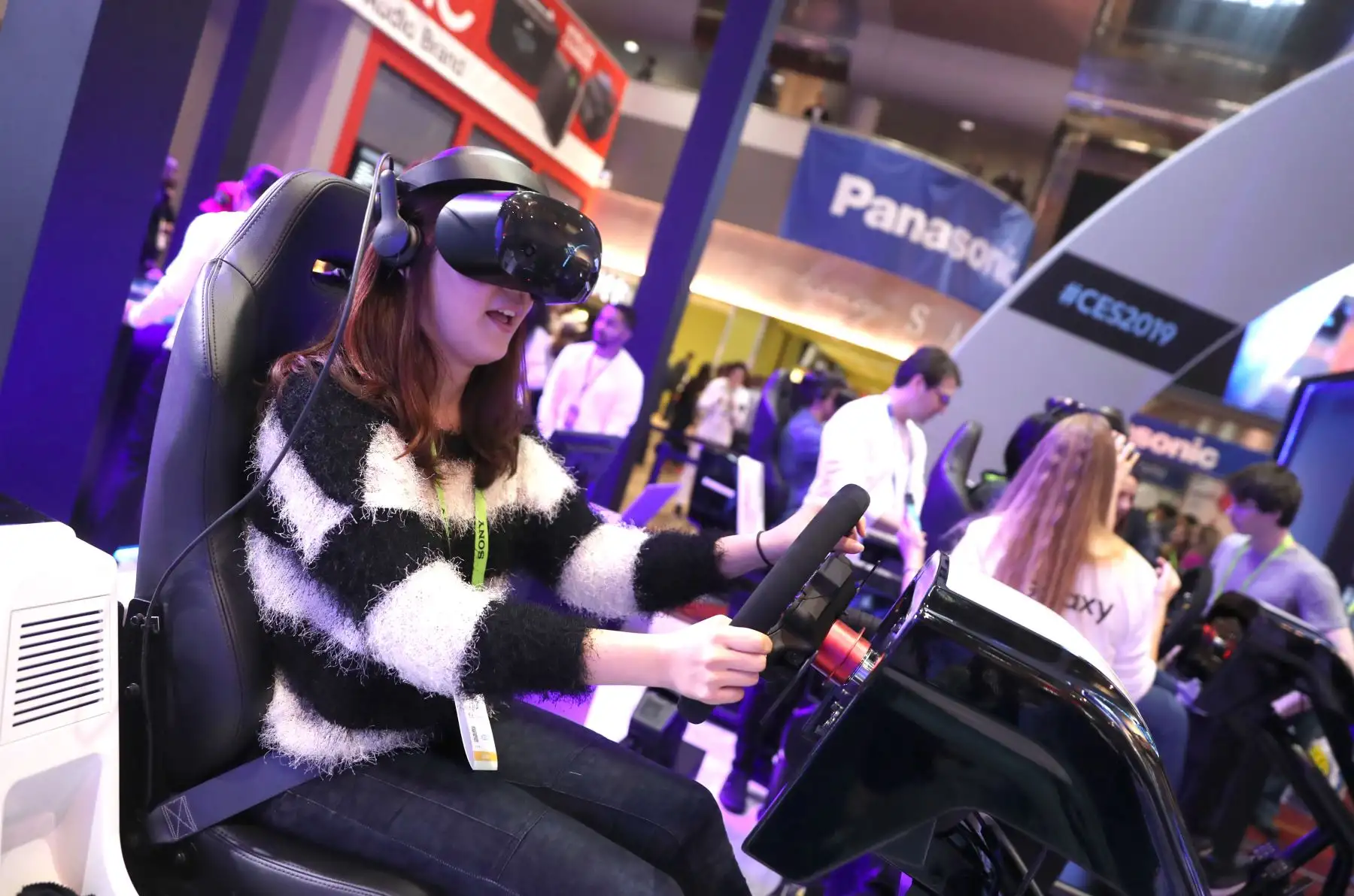 Un asistente juega un juego de carreras de realidad virtual en el stand de Samsung Galaxy Experience Zone durante el CES 2019. AFP