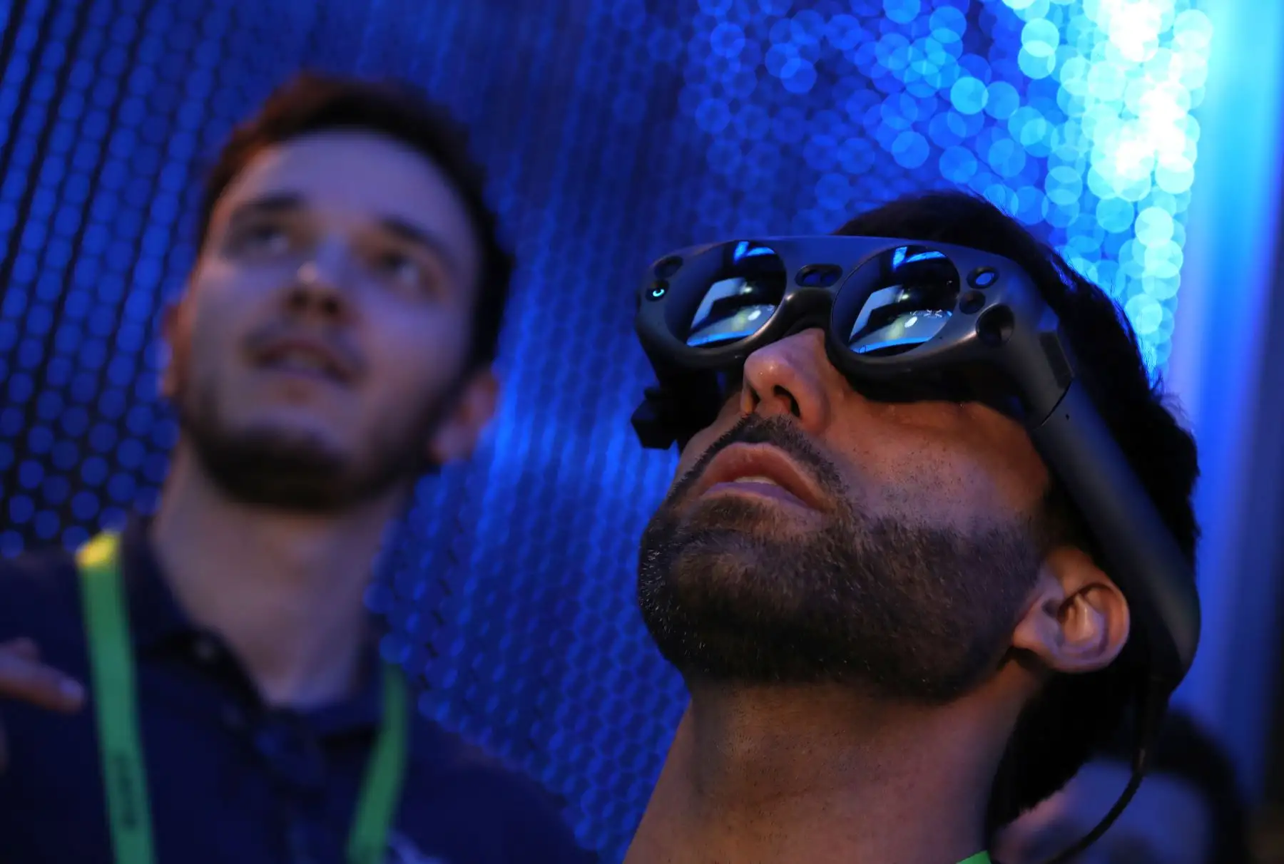 Un asistente utiliza la plataforma de reuniones holográficas de Mimesys en el stand de Intel durante el CES 2019. AFP
