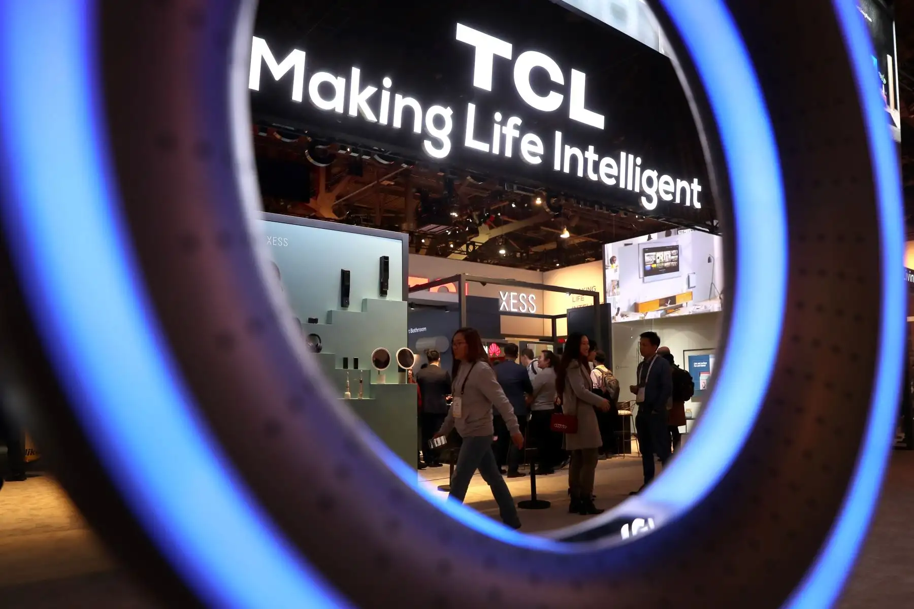 Los asistentes visitaron el stand de TCL durante el CES 2019 en el Centro de Convenciones de Las Vegas. CES, la feria comercial de tecnología del consumidor más grande del mundo, se extiende hasta el 11 de enero y cuenta con aproximadamente 4,500 expositores que muestran sus últimos productos y servicios a más de 180,000 asistentes. AFP