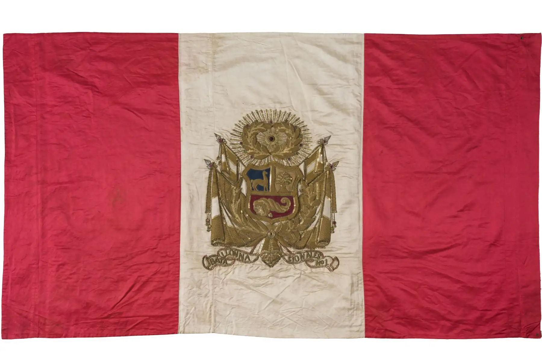 Escudo de oro bordado en el pabellón del Batallón Nacionales Nº1. Foto: Cortesía