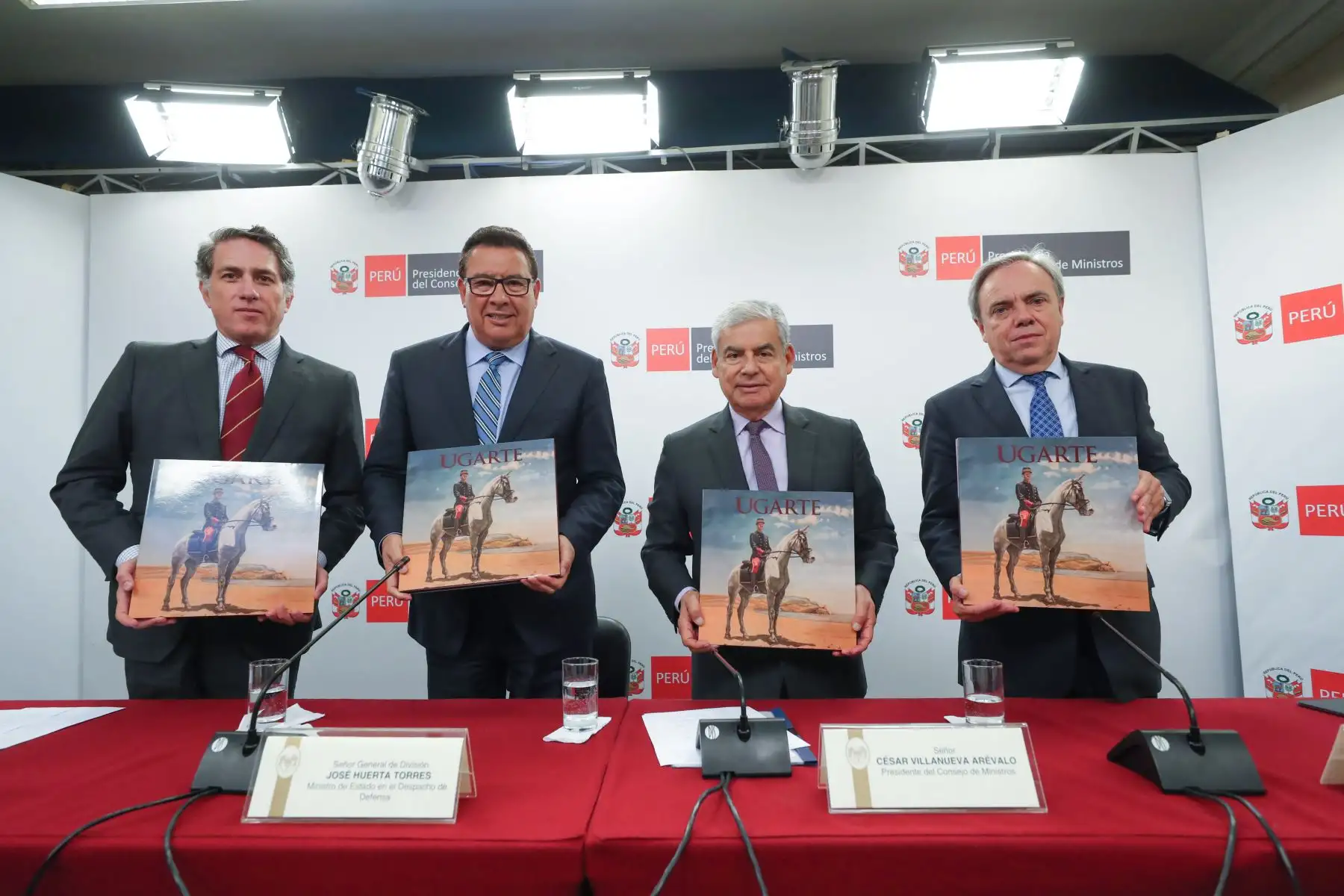 Presentación del libro "Ugarte" estuvo a cargo del Titular de la PCM Cesar Villanueva y Ministro de Defensa, Jose Huerta; quienes estuvieron acompañados del historiador Mauricio Novoa y el Presidente Ejecutivo de Telefónica, Pedro Cortez . Foto: Cortesía