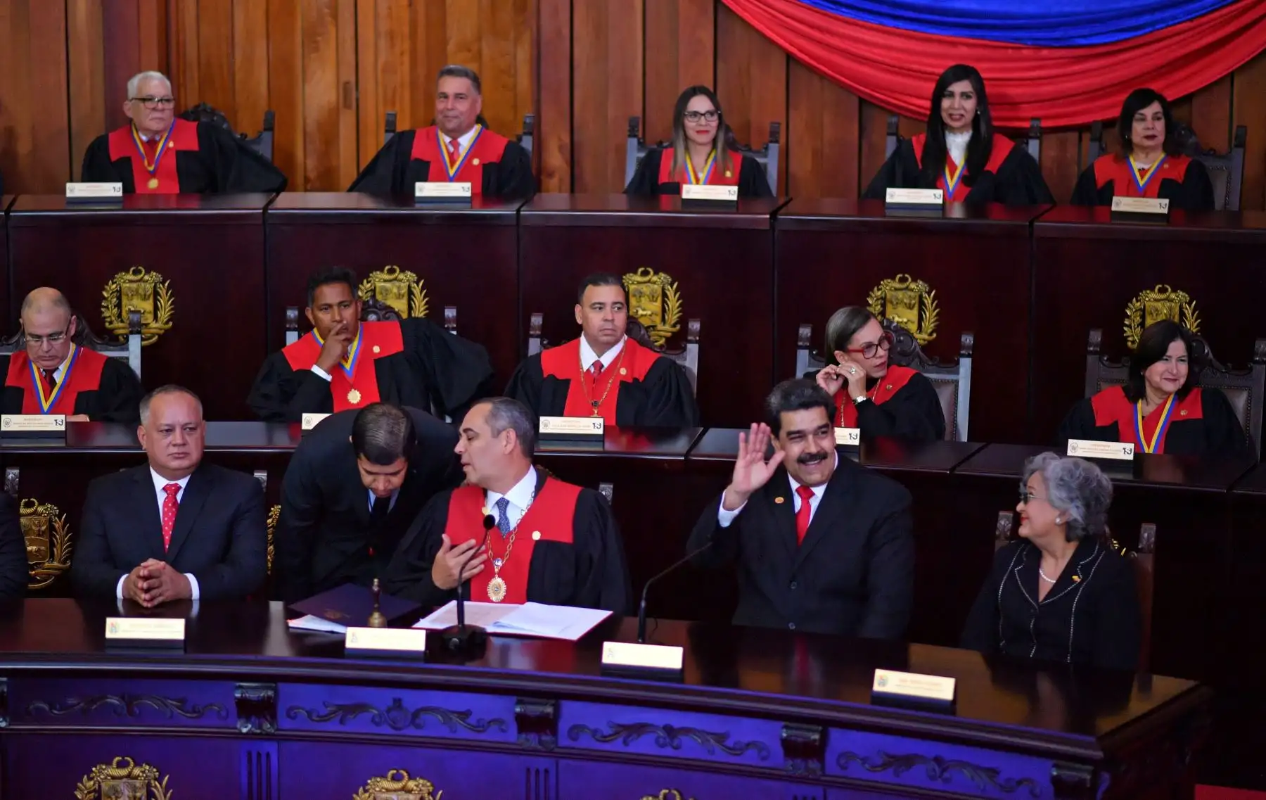 El presidente de Venezuela, Nicolás Maduro (2da R) saluda al presidente de la Corte Suprema de Justicia (TSJ), Maikel Moreno (C) y al congresma Diosdado Cabello (L), a su llegada a la ceremonia de inauguración de su segundo mandato, en la sede del TSJ en Caracas.  Maduro comienza un nuevo término que los críticos consideran ilegítimo, con la economía en caída libre y el país más aislado que nunca. AFP