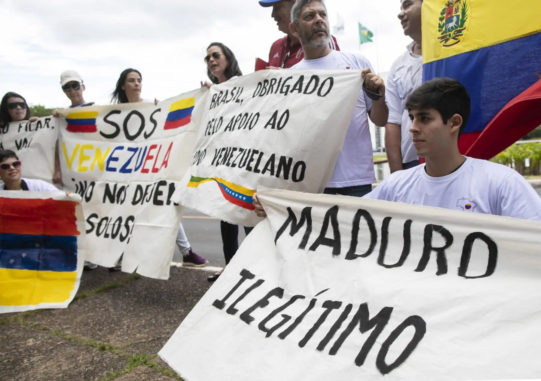 Los venezolanos que viven en Brasil participan en una protesta contra el presidente venezolano Nicolás Maduro, que está comenzando su segundo mandato, frente al Palacio Itamaraty en Brasilia, Brasil. AFP