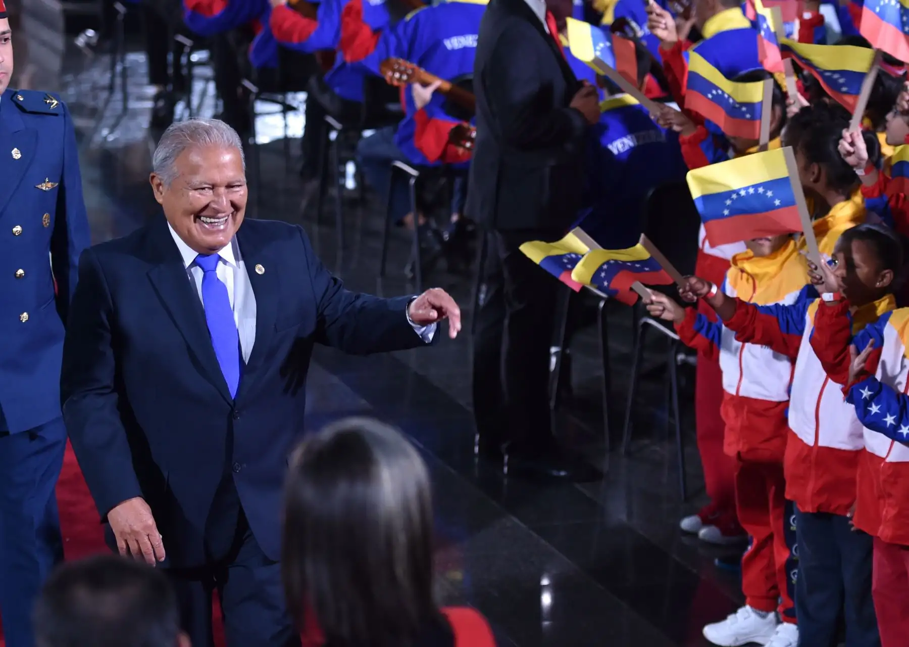El presidente de El Salvador, Salvador Sánchez Cerén (L), sonríe al llegar a la ceremonia de inauguración del segundo mandato del presidente de Venezuela, Nicolás Maduro, ante la Corte Suprema de Justicia. AFP