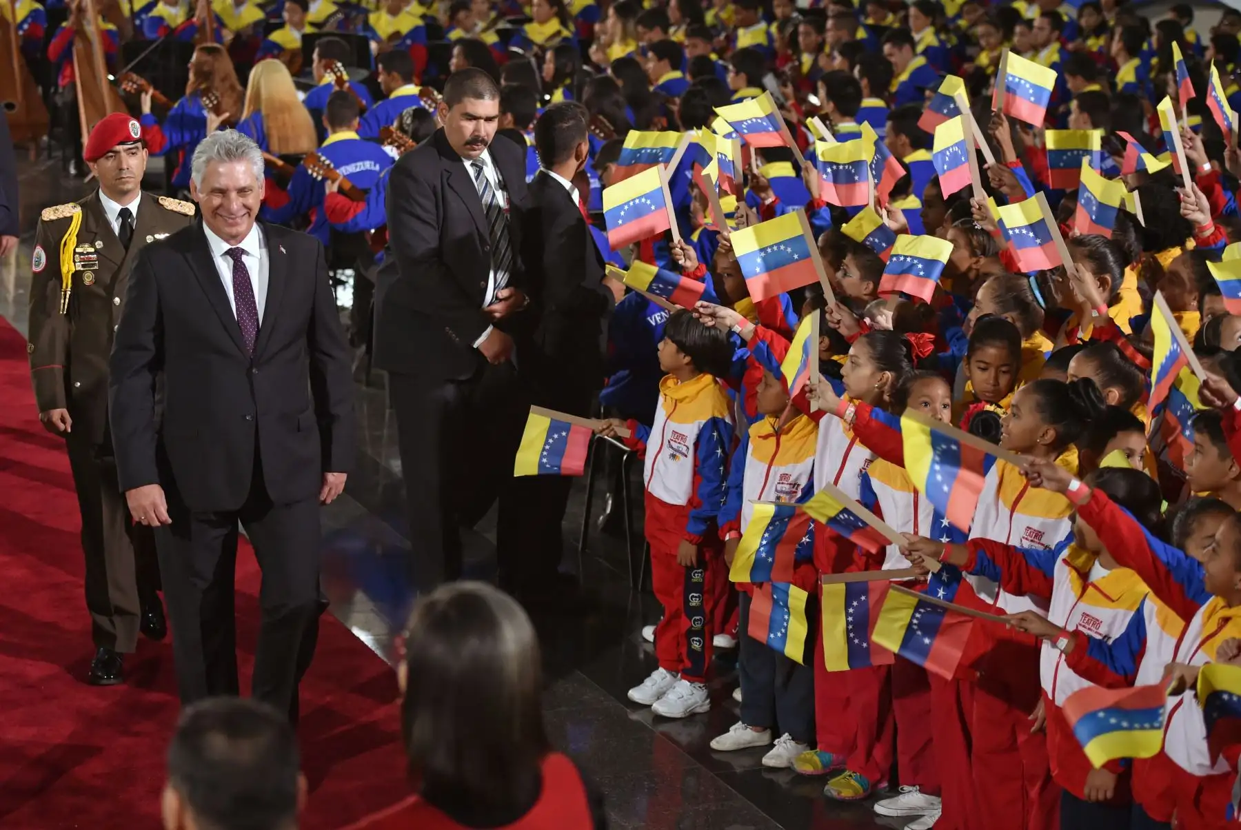 El presidente de Cuba, Miguel Díaz-Canel (2º L), camina a su llegada para la ceremonia de inauguración del segundo mandato del presidente de Venezuela, Nicolás Maduro. AFP