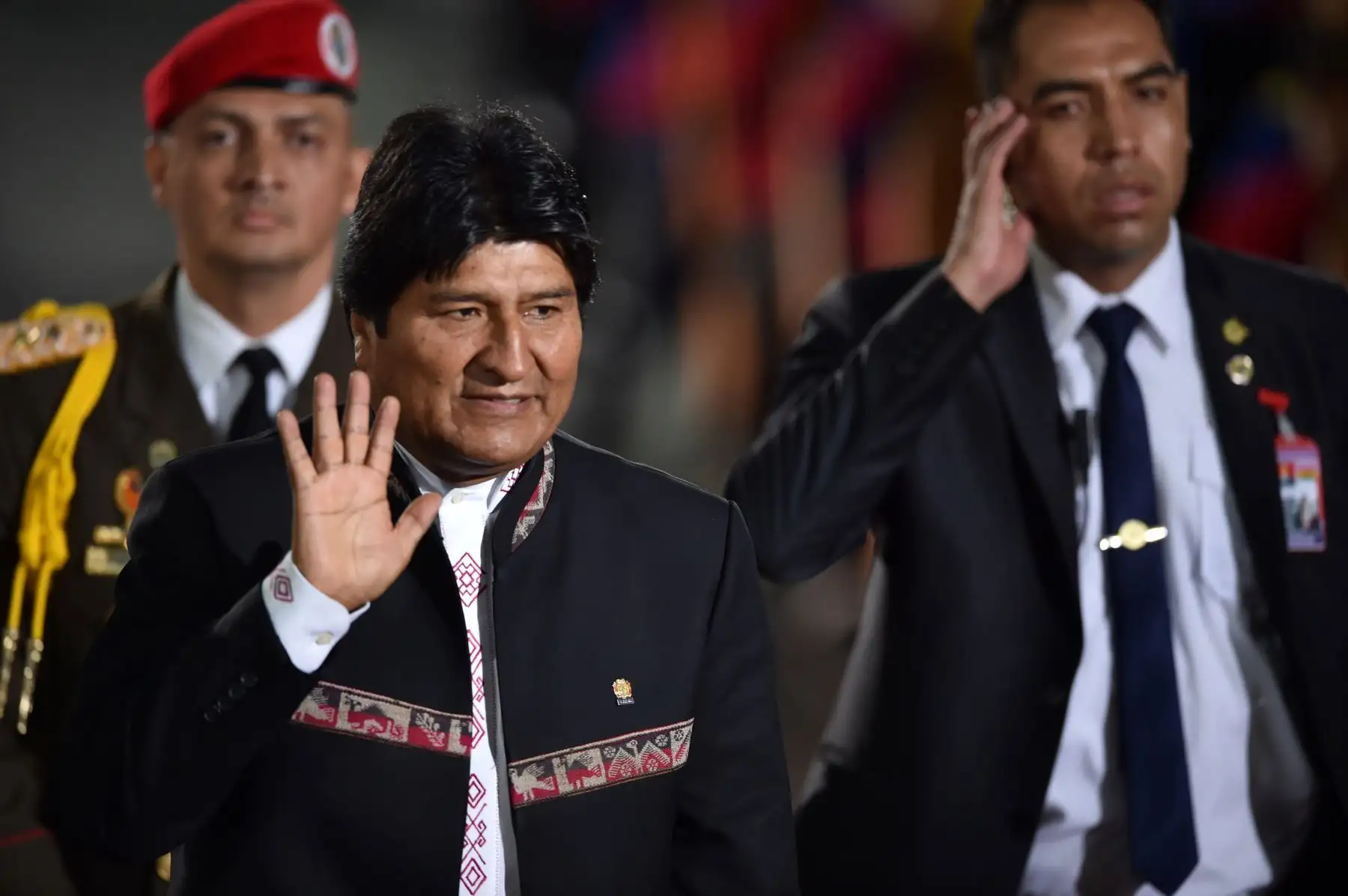El presidente de Bolivia, Evo Morales, saluda al llegar a la ceremonia de inauguración del segundo mandato del presidente de Venezuela, Nicolás Maduro. AFP
