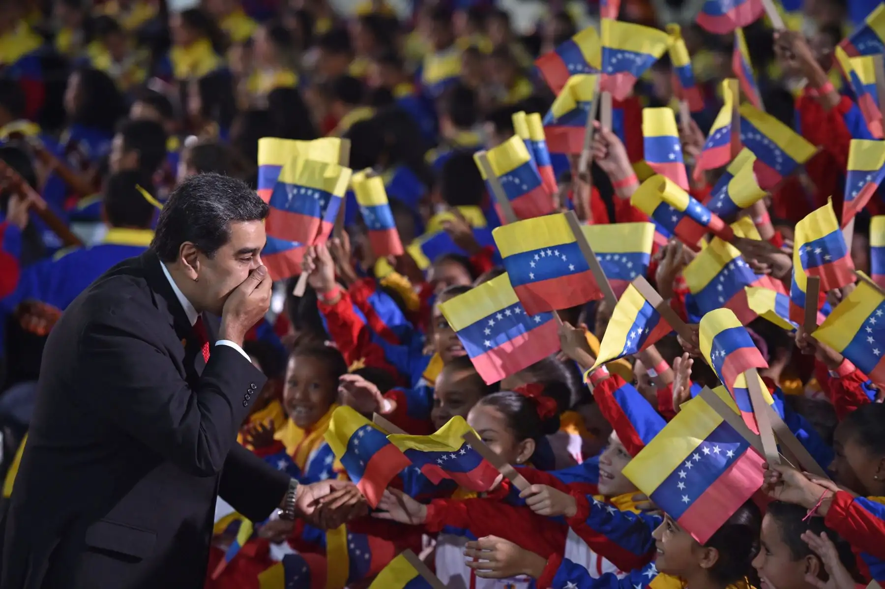 El presidente de Venezuela, Nicolás Maduro, saluda a los niños a su llegada para la ceremonia de inauguración de su segundo mandato. AFP