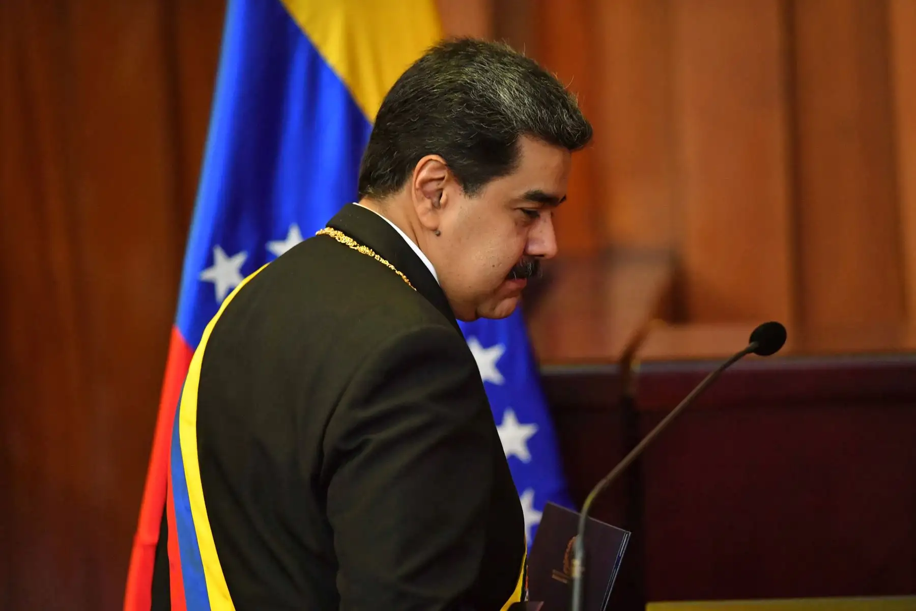 El presidente de Venezuela, Nicolás Maduro, camina hacia el estrado para pronunciar un discurso luego de jurar su segundo mandato en la Corte Suprema de Justicia (TSJ) de Caracas. AFP