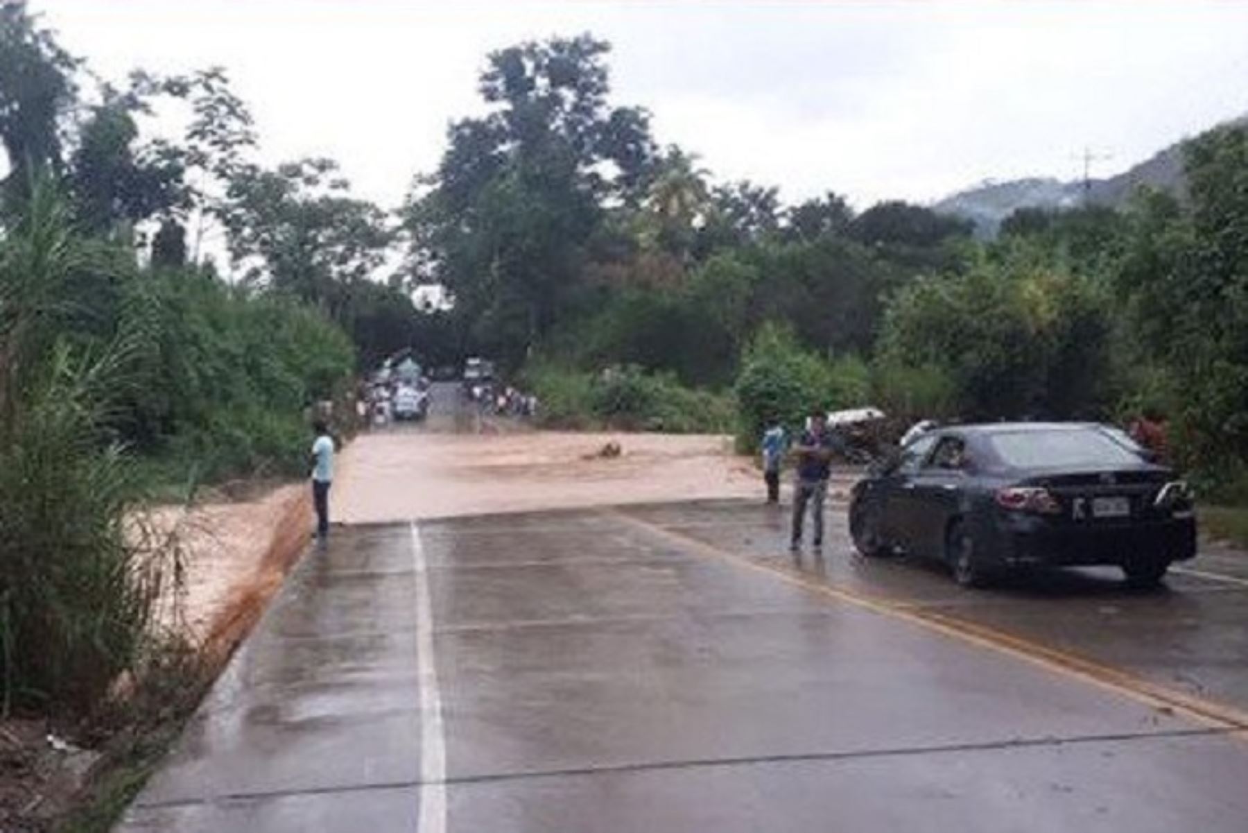 El tránsito se encuentra restringido en el kilómetro 60 de la carretera La Merced – Satipo, en la provincia de Chanchamayo, región Junín, por incremento de caudal del río Shankiviron debido al aporte de las intensas lluvias que se registran en la zona. ANDINA/Difusión