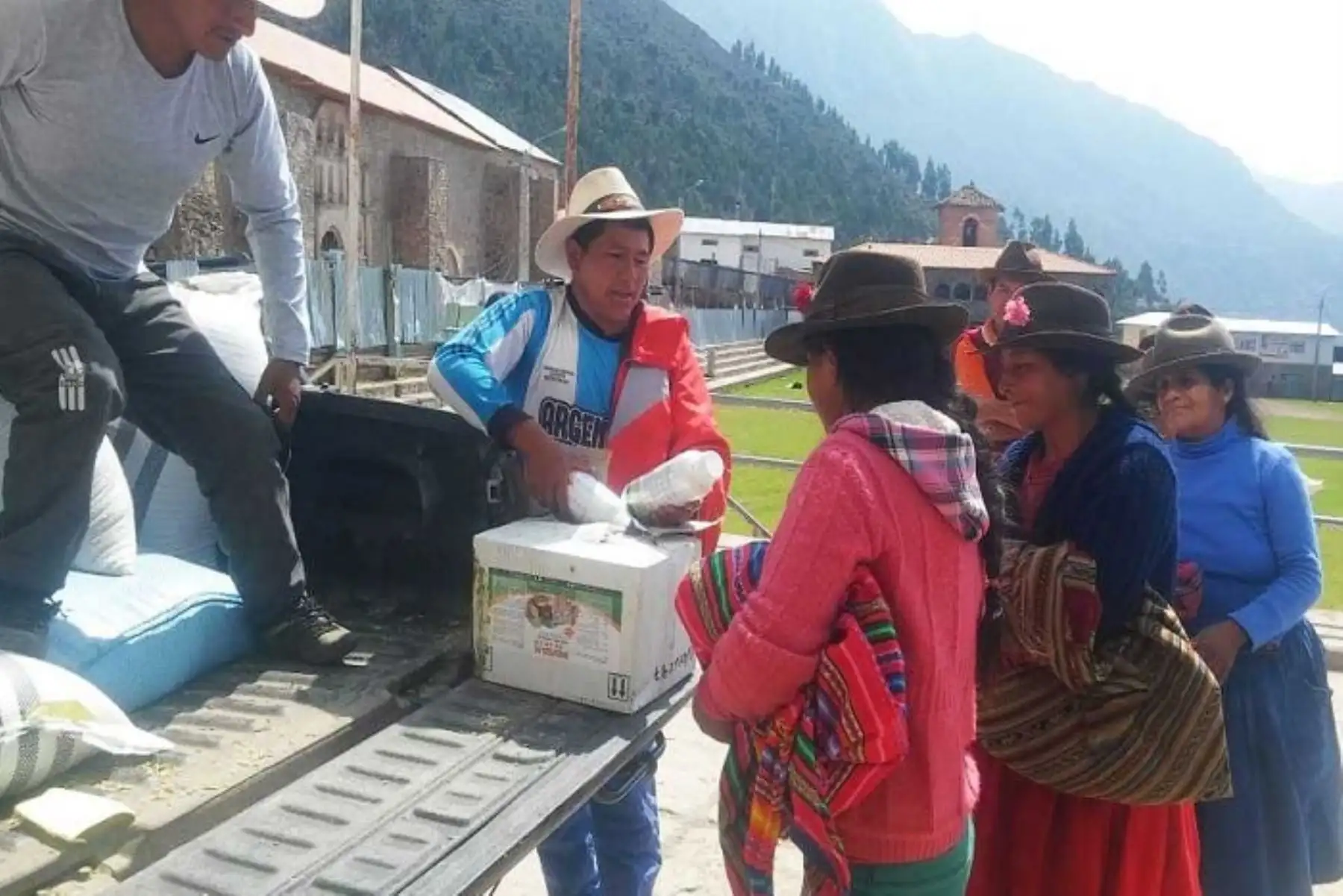 Pequeños agricultores damnificados recibieron más de 18 mil kilos de semillas de cebada y avena forrajera, así como cerca de 3 mil litros de abono foliar.