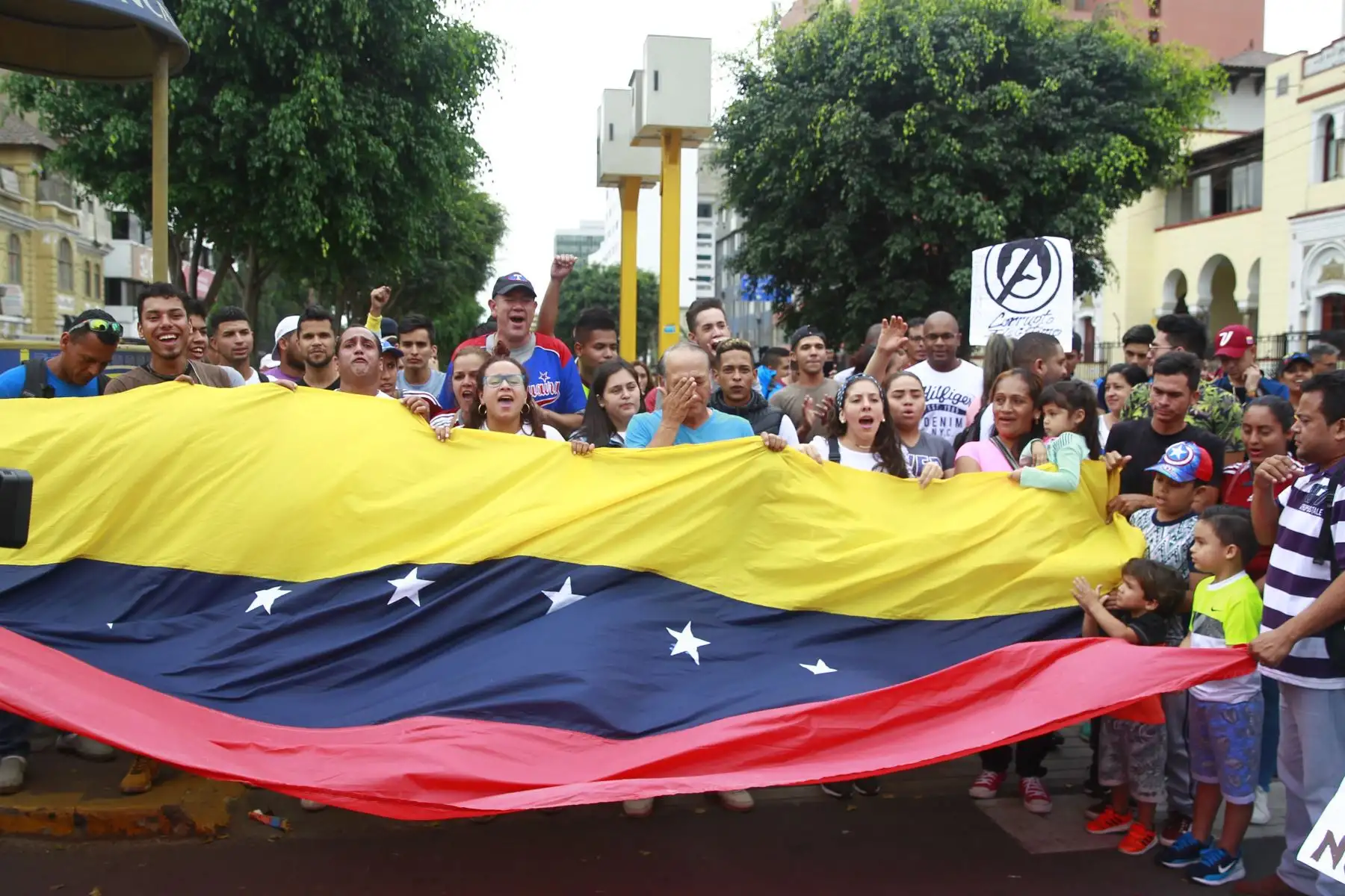 Ciudadanos venezolanos protestan contra el gobierno de Nicolás Maduro frente a la embajada de Venezuela en Lima.Foto: ANDINA/Eddy Ramos