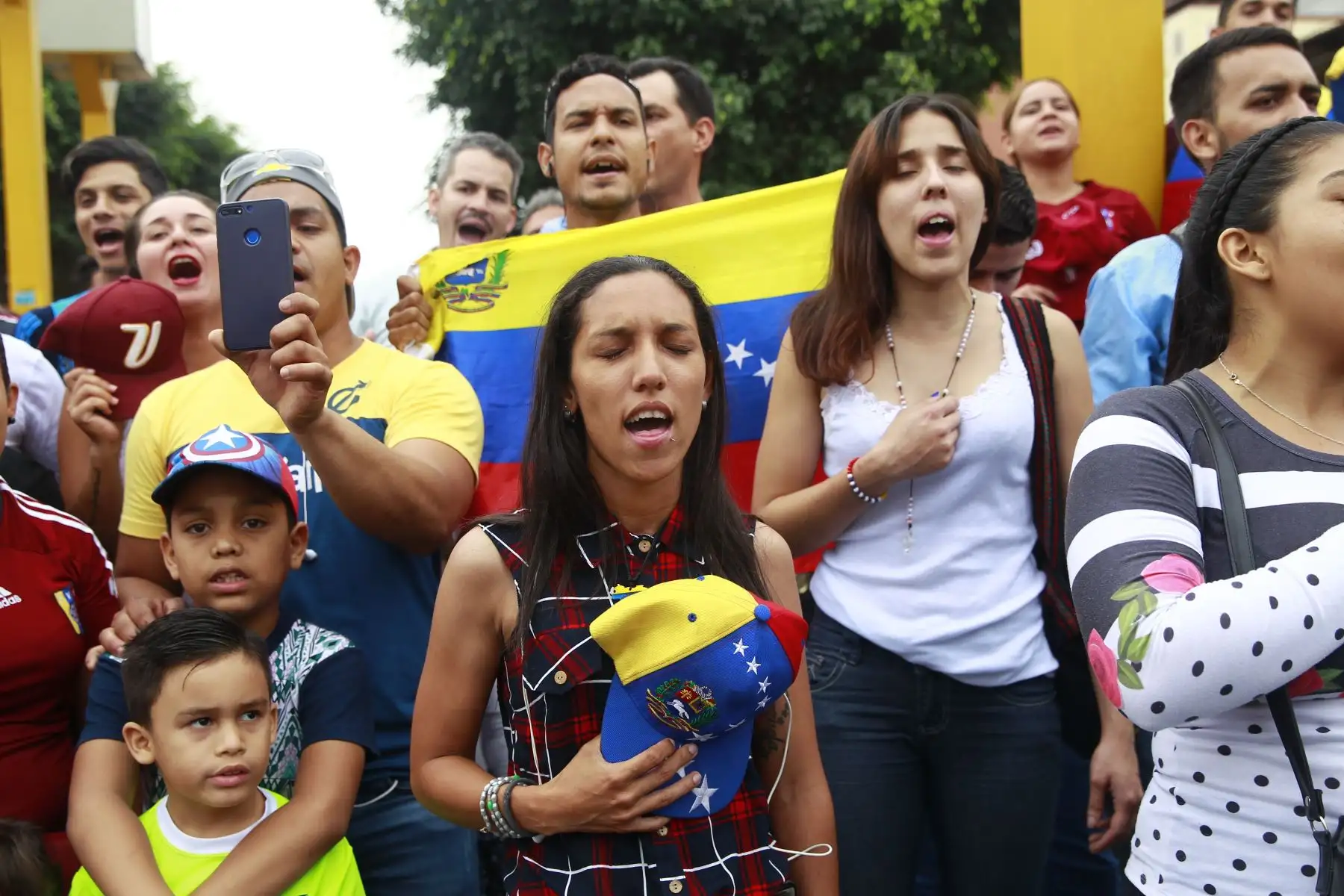 Ciudadanos venezolanos protestan contra el gobierno de Nicolás Maduro frente a la embajada de Venezuela en Lima.Foto: ANDINA/Eddy Ramos