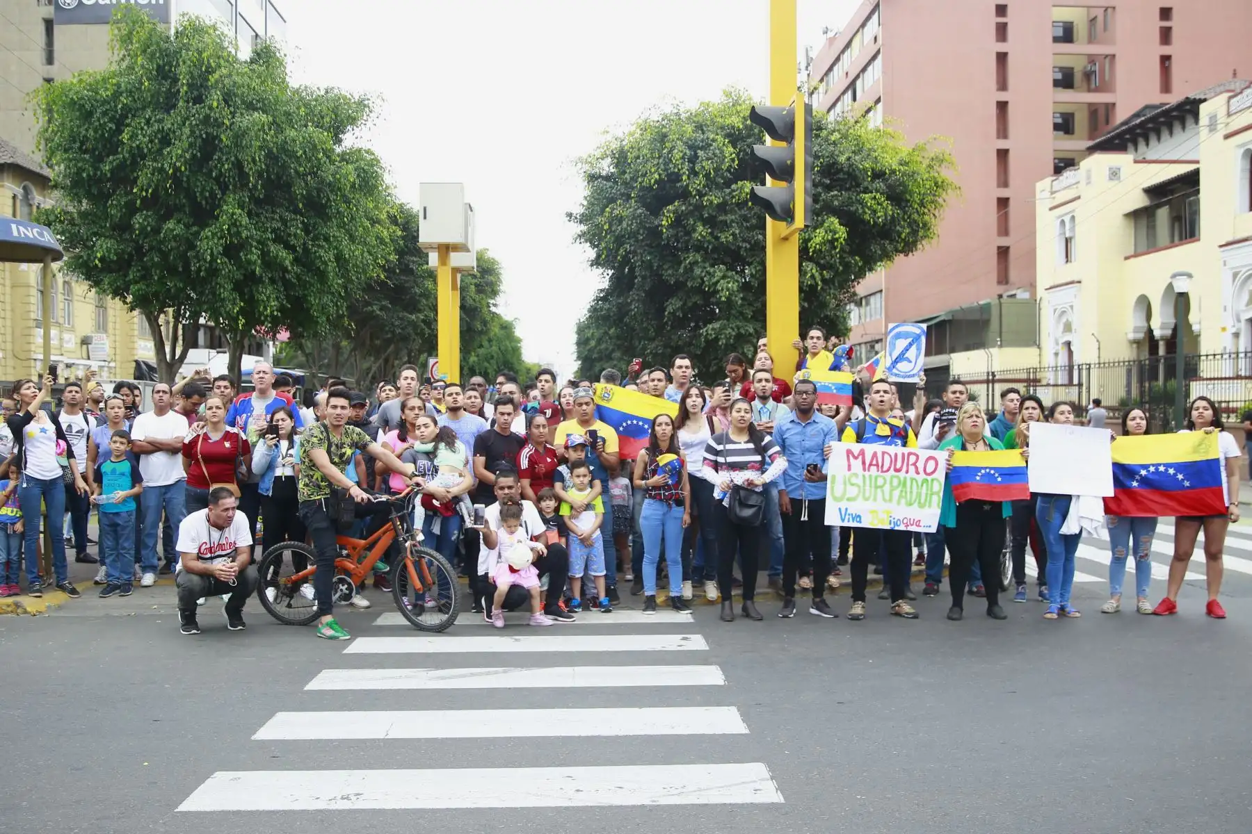 Ciudadanos venezolanos protestan contra el gobierno de Nicolás Maduro frente a la embajada de Venezuela en Lima.Foto: ANDINA/Eddy Ramos