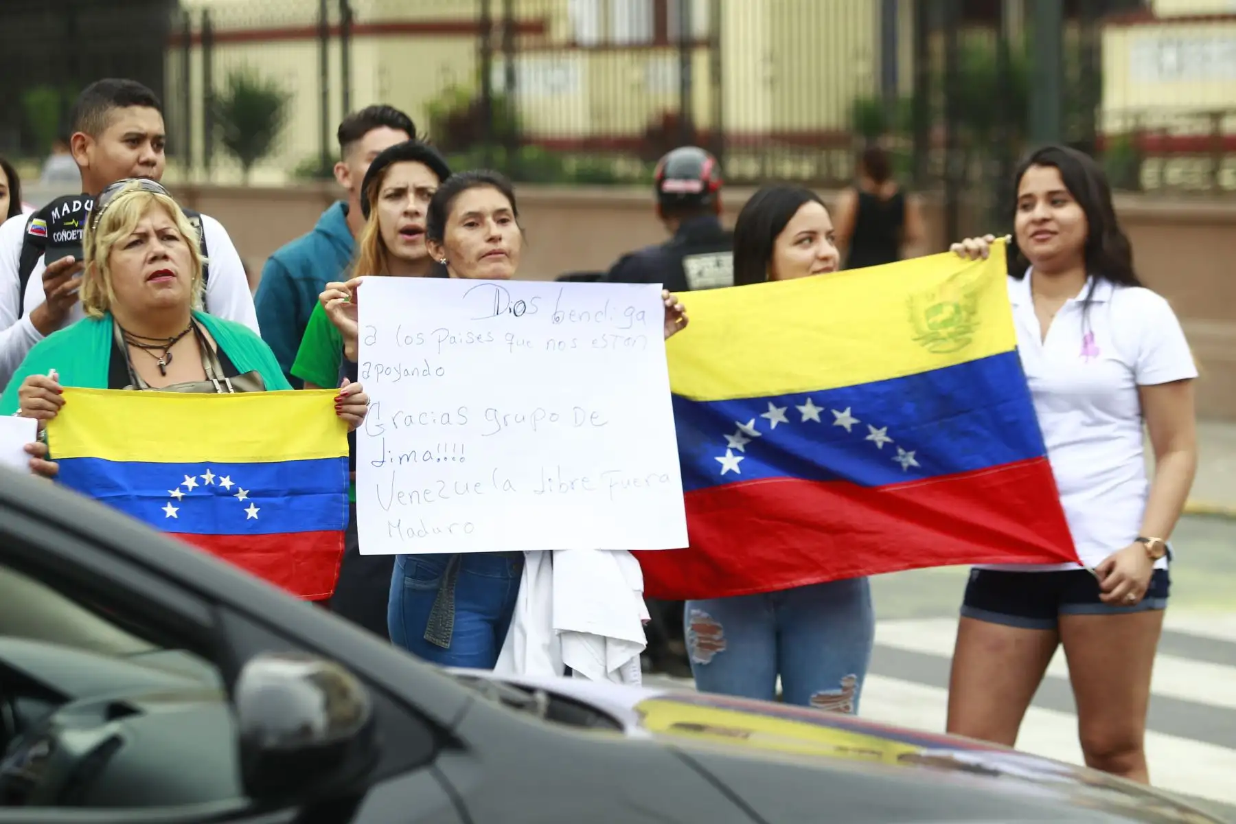 Ciudadanos venezolanos protestan contra el gobierno de Nicolás Maduro frente a la embajada de Venezuela en Lima.Foto: ANDINA/Eddy Ramos