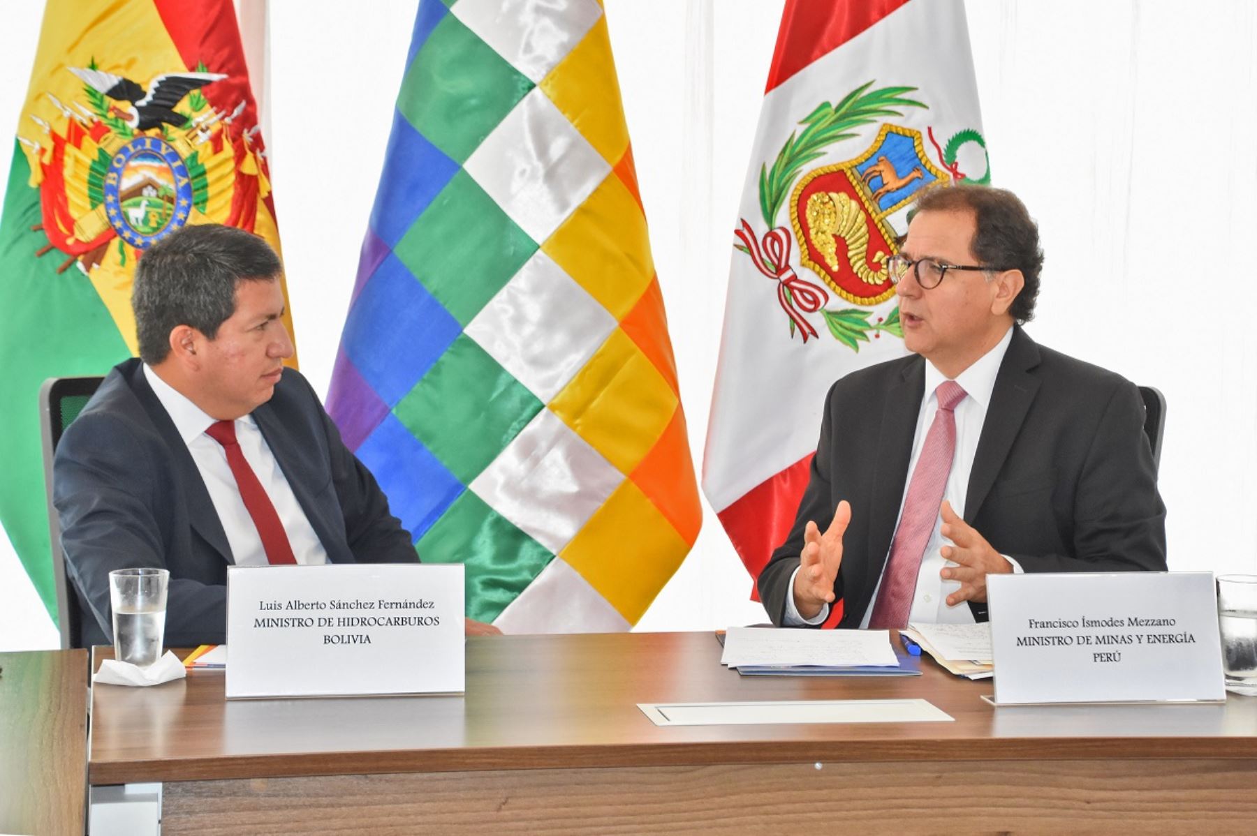Ministros de Energía de Bolivia y Perú, Luis Alberto Sánchez y Francisco Ísmodes Mezzano, respectivamente en Santa Cruz de la Sierra, Bolivia. Foto: Cortesía.