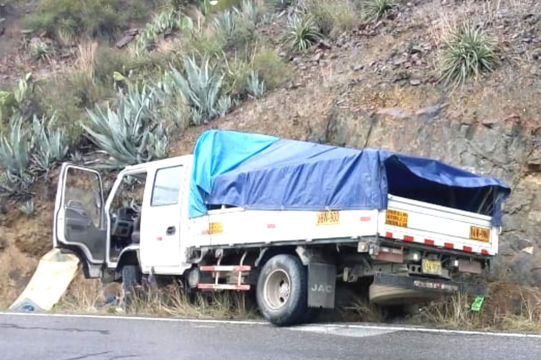 Camión choca contra cerro en vía Caraz-Chimbote, en Áncash, y muere una persona. ANDINA