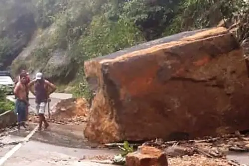 Lluvias constantes provocan derrumbes en la vía Tarapoto-Yurimaguas.Foto:  ANDINA.
