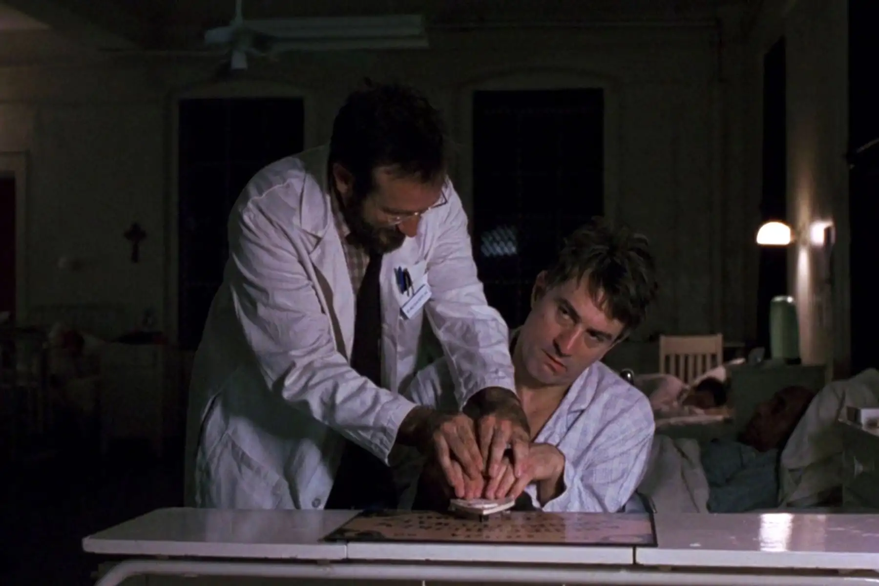 Junto a Robin Williams, Robert De Niro interpreta a un hombre que despierta del coma en Despertares. Foto: INTERNET/Medios