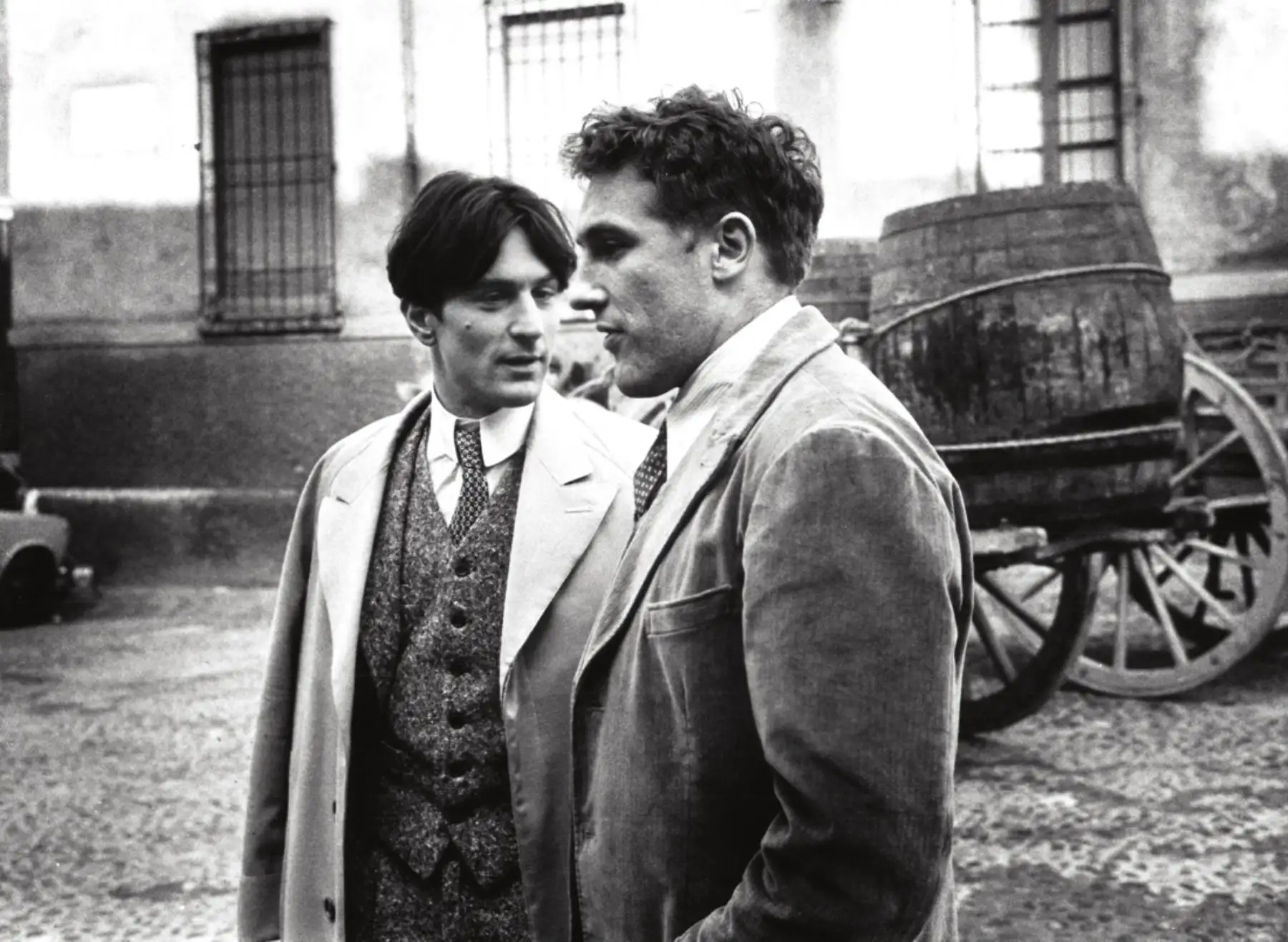De Niro aparece junto con Gérard Depardieu en la película de Bernardo Bertolucci, Novecento. INTERNET/Medios