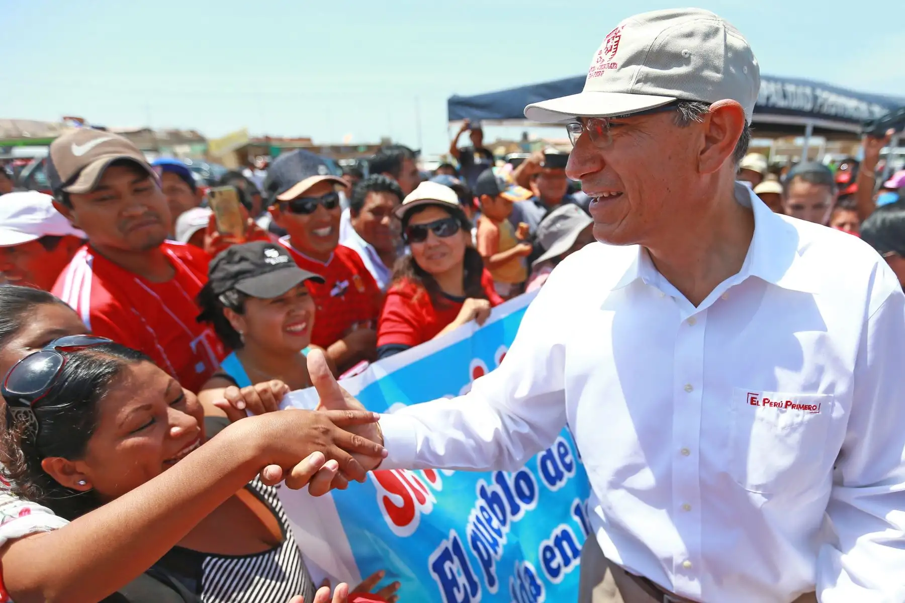 Presidente Vizcarra participa en la entrega del terreno para la ejecución del proyecto de creación de los servicios básicos de agua potable y alcantarillado en los AAHH Miraflores y Ciudad de la Juventud del PROMUVI XI – Ilo. Foto: ANDINA/Prensa Presidencia