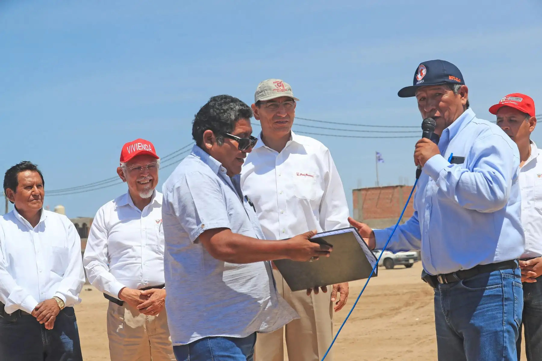 Presidente Vizcarra participa en la entrega del terreno para la ejecución del proyecto de creación de los servicios básicos de agua potable y alcantarillado en los AAHH Miraflores y Ciudad de la Juventud del PROMUVI XI – Ilo. Foto: ANDINA/Prensa Presidencia