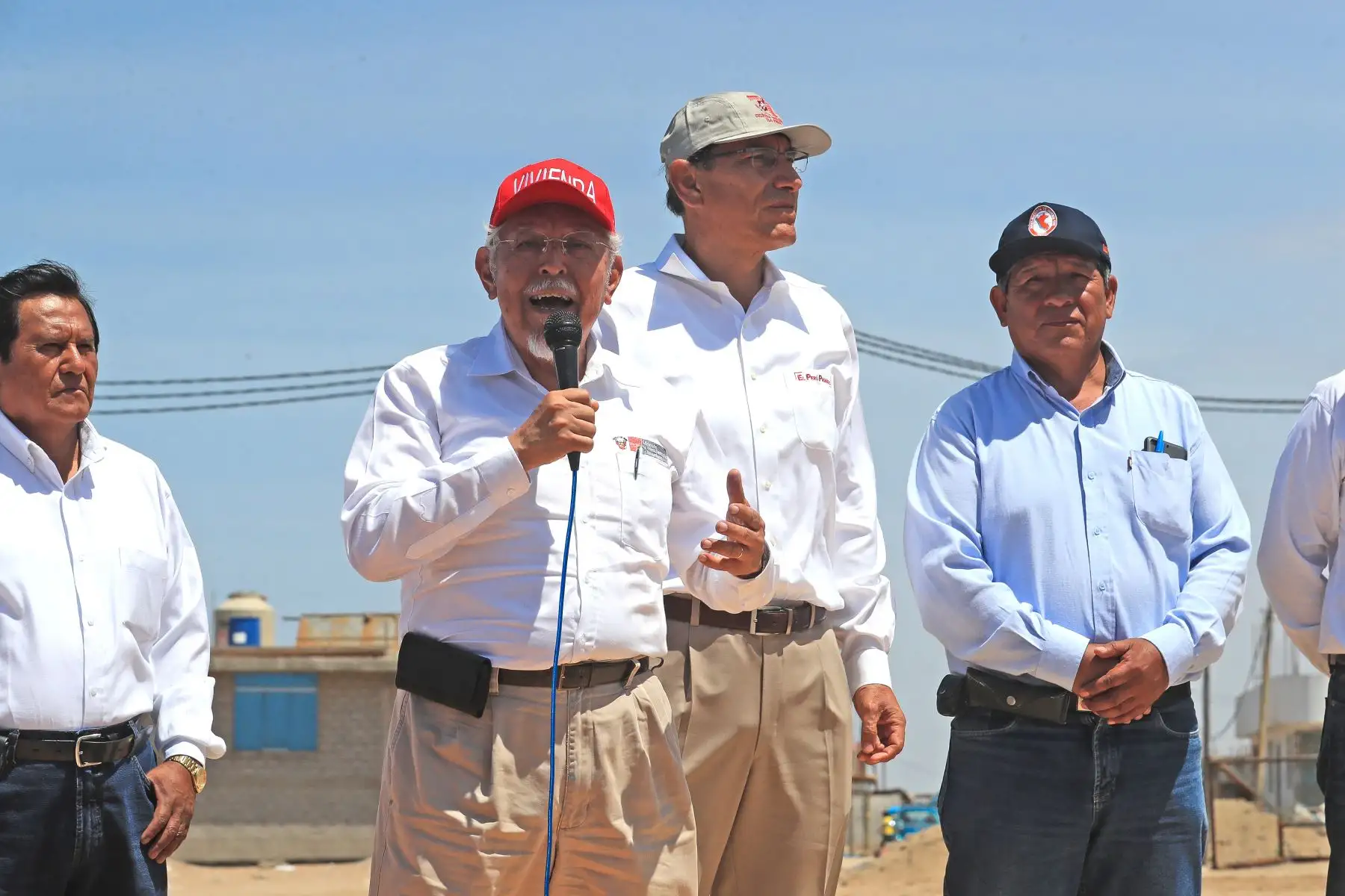 Presidente Vizcarra participa en la entrega del terreno para la ejecución del proyecto de creación de los servicios básicos de agua potable y alcantarillado en los AAHH Miraflores y Ciudad de la Juventud del PROMUVI XI – Ilo. Foto: ANDINA/Prensa Presidencia
