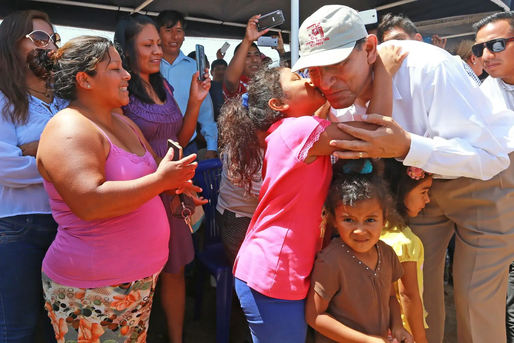 Presidente Vizcarra participa en la entrega del terreno para la ejecución del proyecto de creación de los servicios básicos de agua potable y alcantarillado en los AAHH Miraflores y Ciudad de la Juventud del PROMUVI XI – Ilo. Foto: ANDINA/Prensa Presidencia