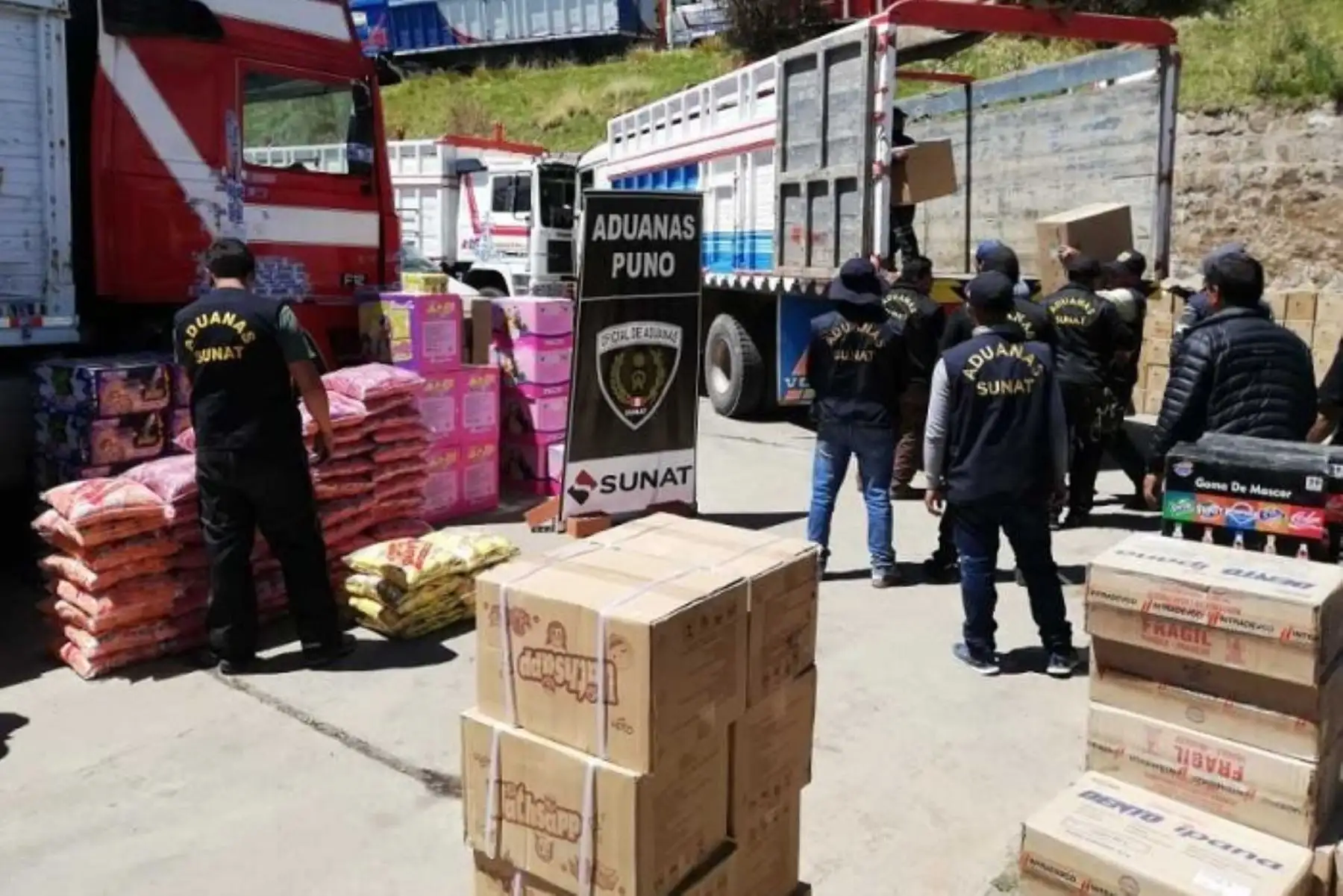 Personal de la Intendencia de Aduana de Puno de la Sunat intervino dos camiones, a la altura del kilómetro 22 de la carretera Huancané-Juliaca, incautando mercancías de procedencia extranjera valorizada en 500,000 soles, que habrían ingresado al país sin ninguna documentación que justifique su legalidad.